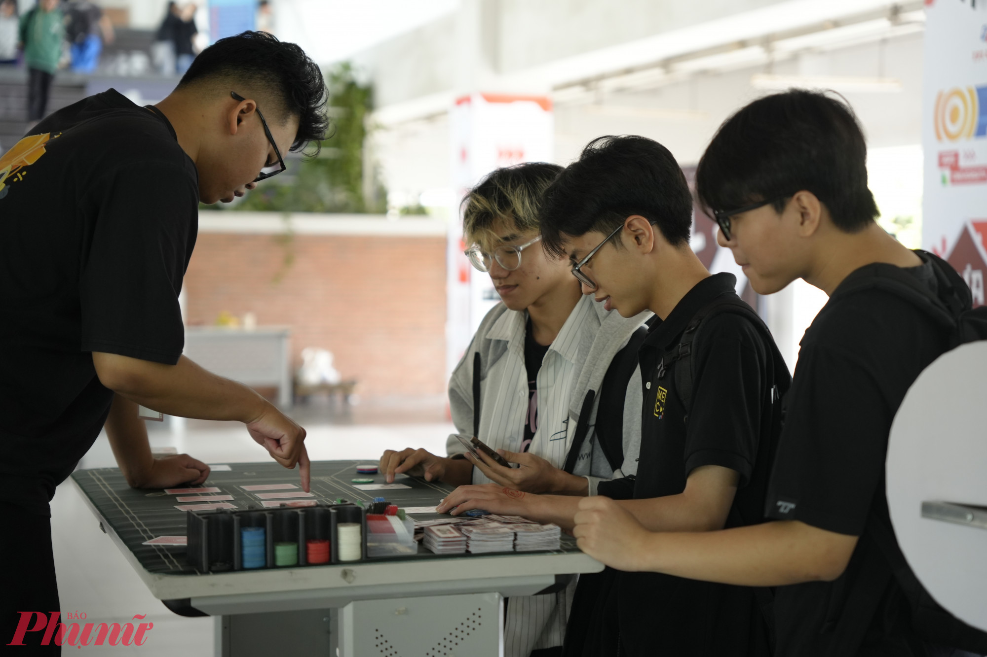 Các em sinh viên đang trải nghiệm mô phỏng vòng lặp cờ bạc