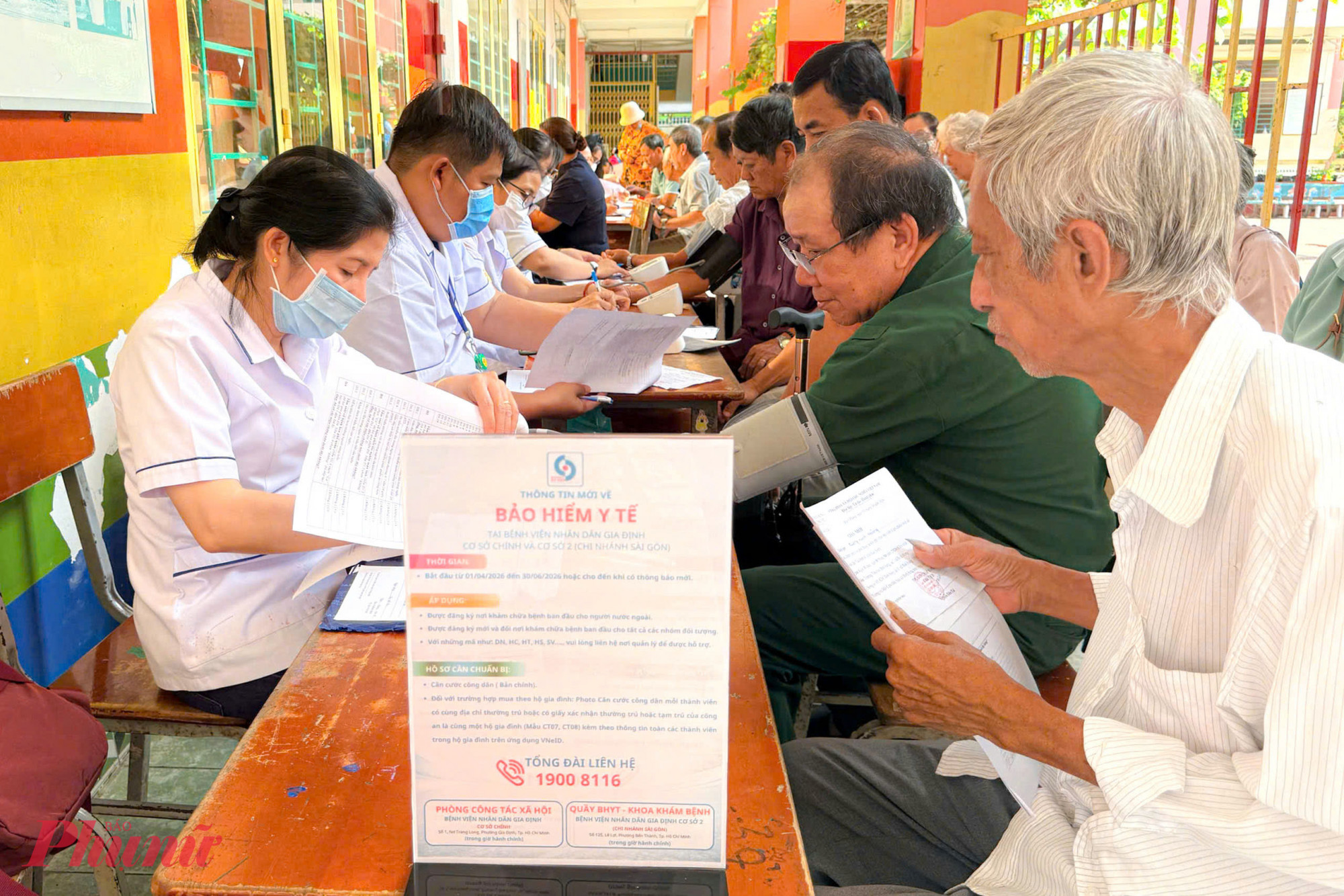 Người dân TPHCM đăng ký khám sức khỏe miễn phí ngày 5/4