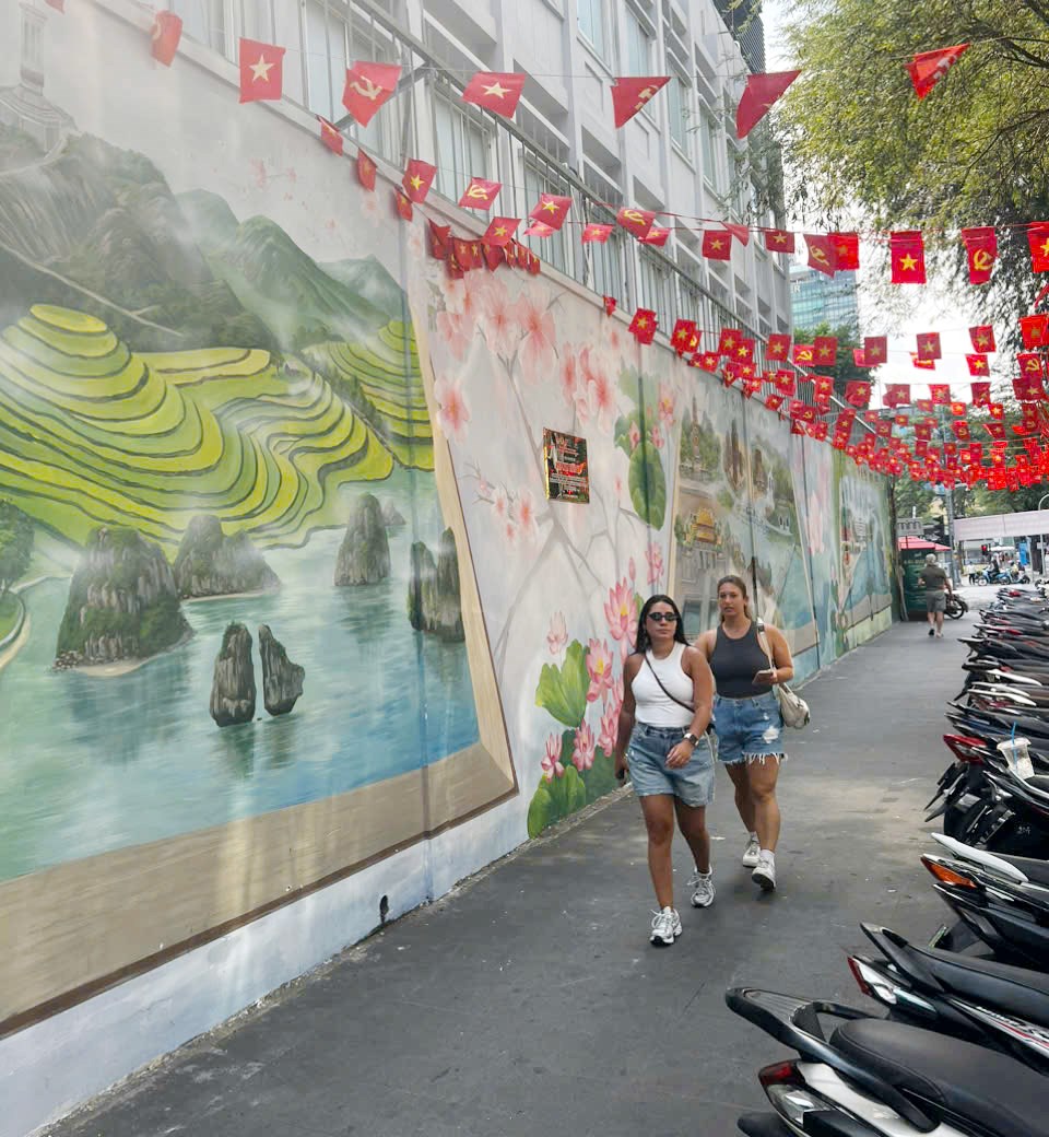 Hiện trạng bãi giữ xe với bức bích hoạ