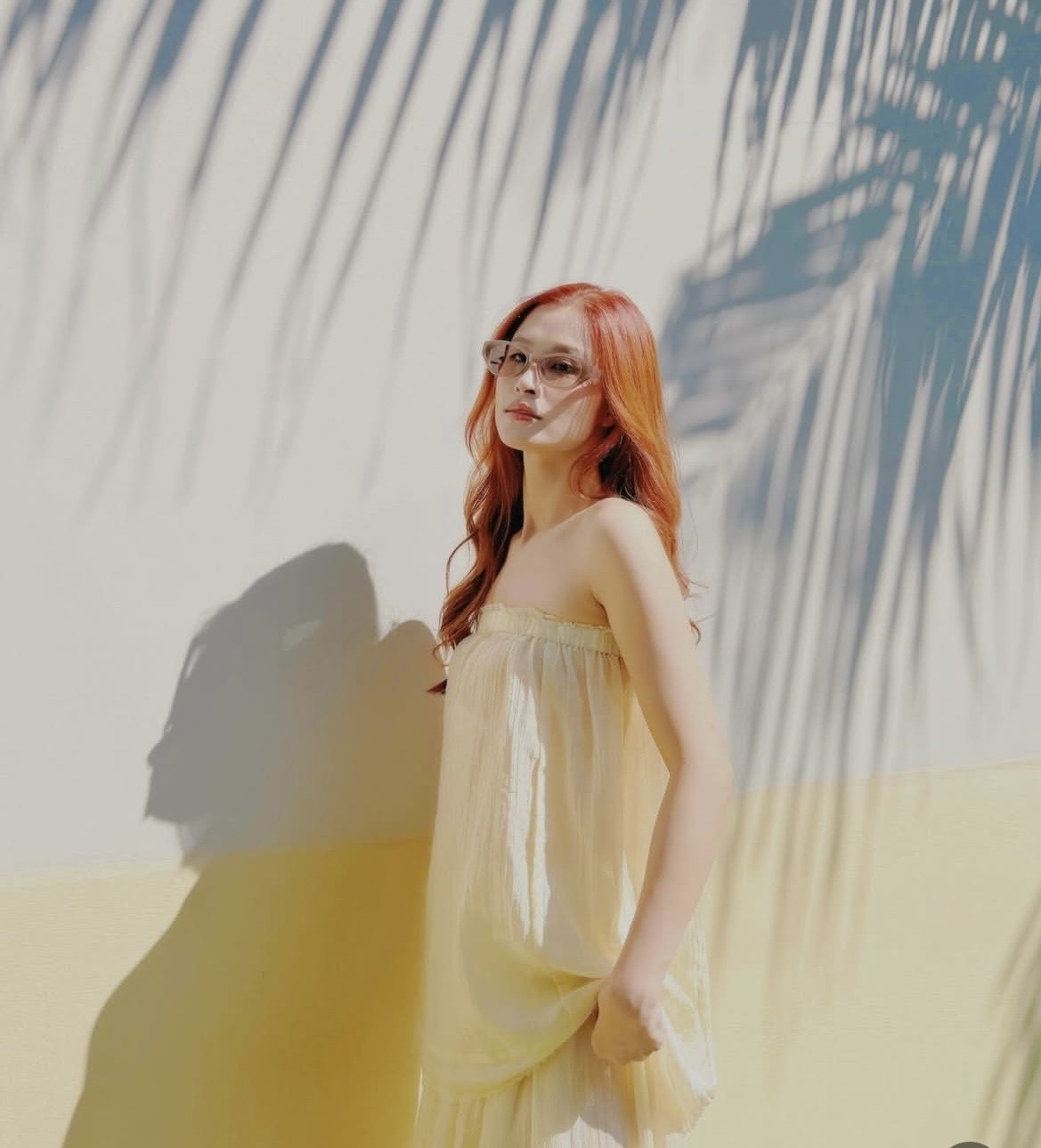 Nhẹ nhàng và bay bổng là phong cách mùa hè mà Đông Nhi lựa chọn. Không cần những thiết kế cầu kỳ, nữ ca sĩ ưu ái chiếc váy quây dáng suông với chất liệu mỏng nhẹ, gam màu vàng pastel dịu mắt, tạo nên vẻ ngoài thanh thoát và nữ tính. Mái tóc nhuộm tông cam nổi bật kết hợp cùng kính trong suốt mang lại điểm nhấn hiện đại, giúp tổng thể vừa dịu dàng vừa có chút phá cách. 