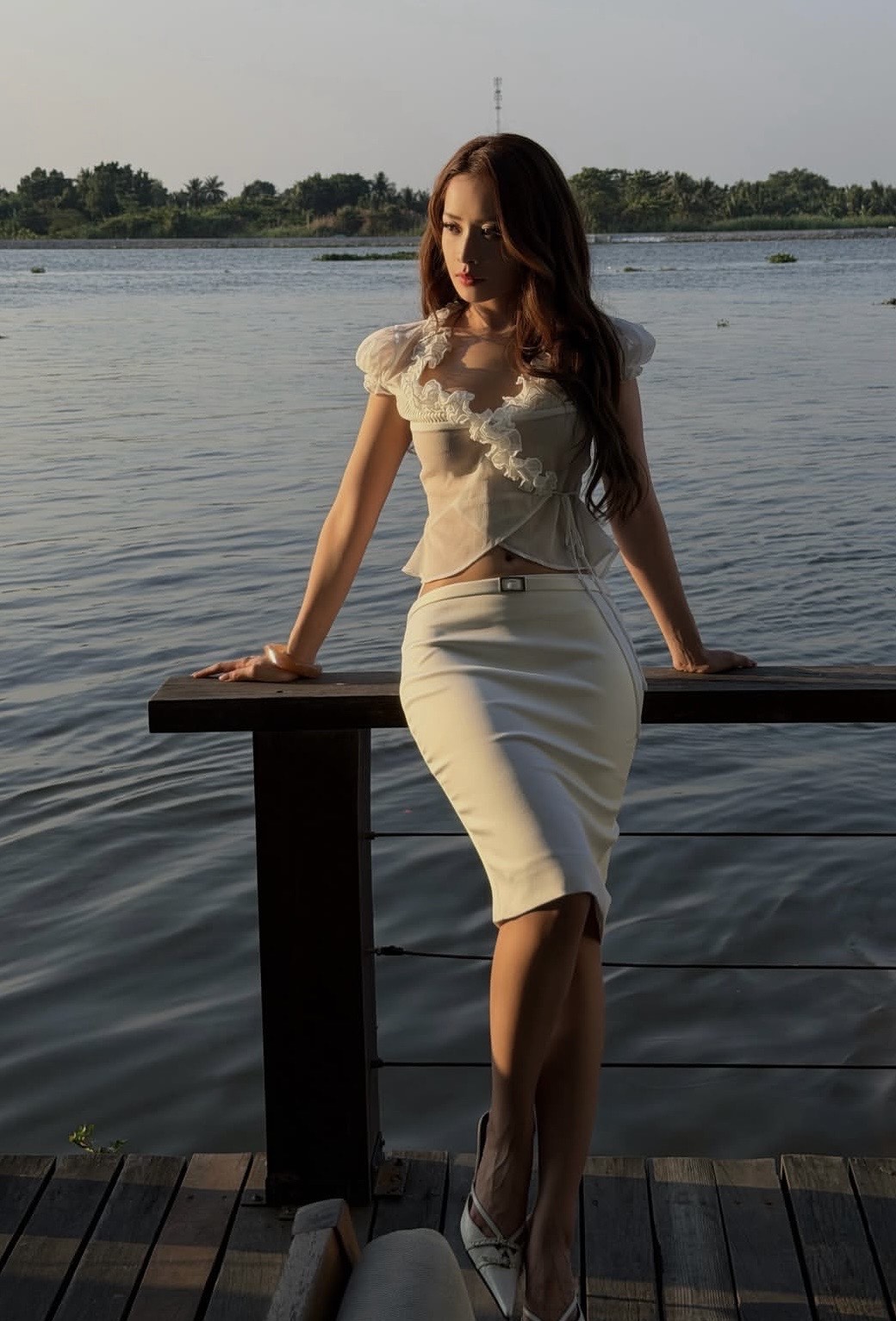 Chi Pu khoe phong cách mùa hè gợi cảm với thiết kế