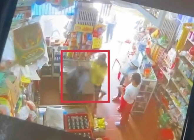 Camera ghi lại cảnh người đàn ông mặc áo vàng được cho là có hành động đánh bam sinh tại quầy tạp hoá ở Huế. (Ảnh cắt từ clip)