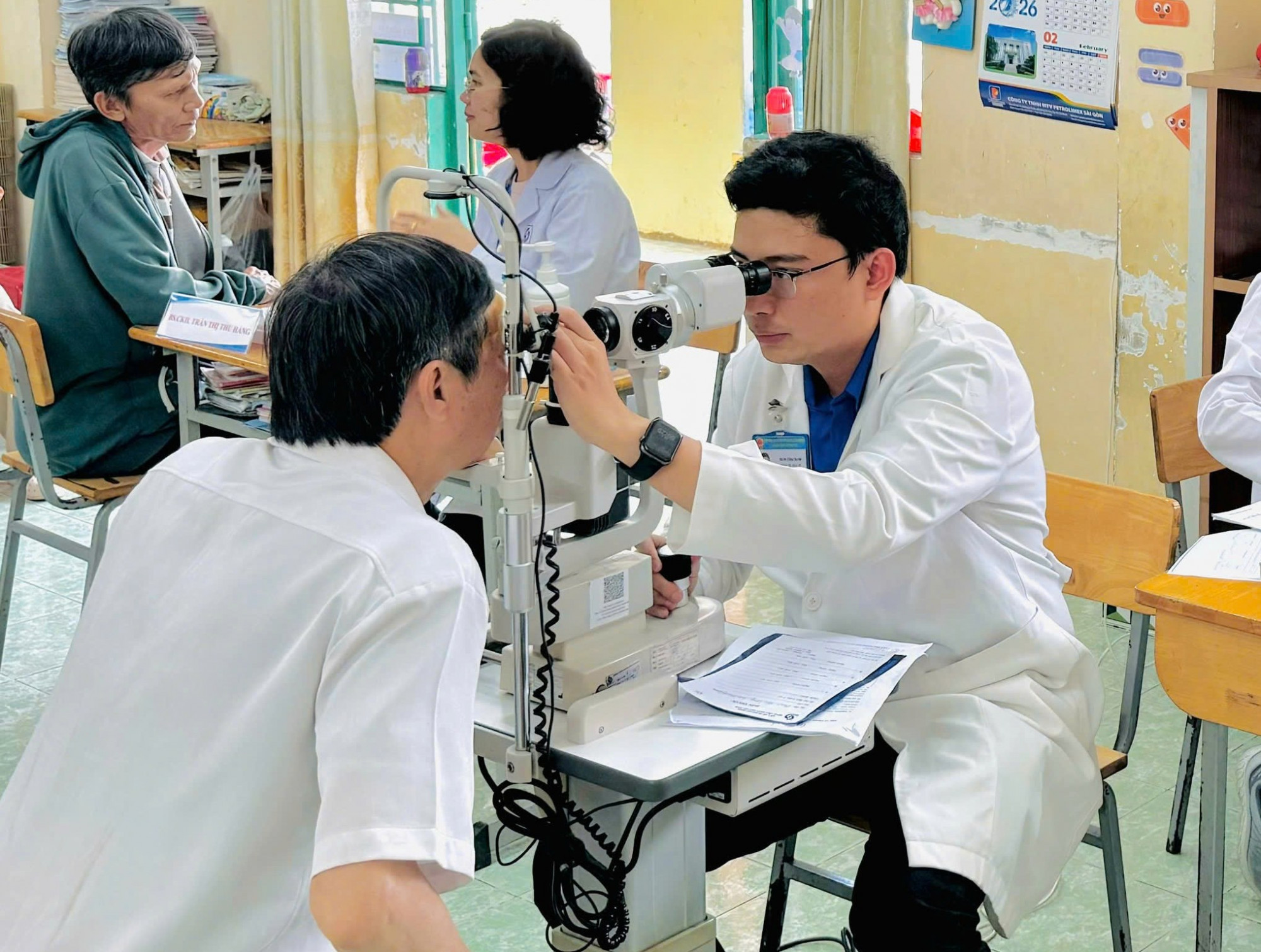Ông B. được bác sĩ Bệnh viện Nhân dân Gia Định khám, xử lý dị vật ngay trong buổi khám bệnh miễn phí, ảnh BVCC