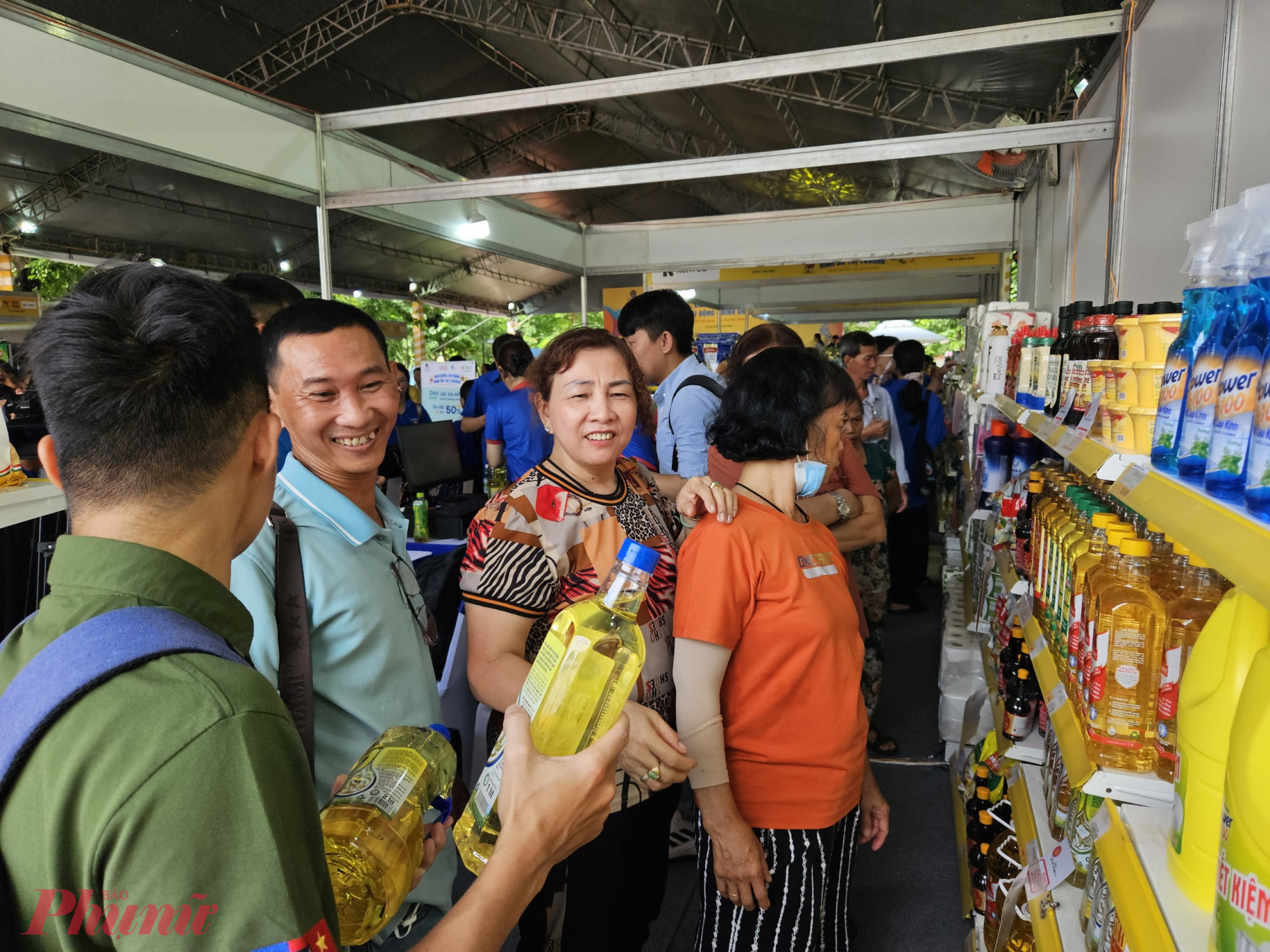 Người tiêu dùng chọn mua các mặt hàng tại một điểm bán hàng bình ổn dịp tết Bính Ngọ 2026