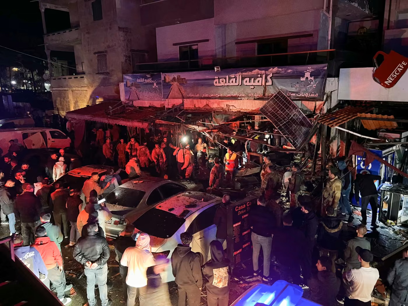 Lực lượng cứu hộ và người dân tập trung tại hiện trường vụ không kích của Israel nhằm vào một chiếc xe ở thành phố Sidon, Lebanon - Ảnh: Mahmoud Zayyat/AFP/Getty Images