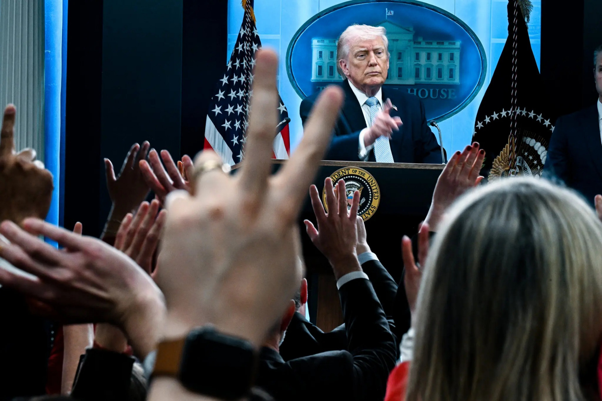 Tổng thống Donald Trump trong cuộc họp báo tại Nhà Trắng hôm 6/4 - Ảnh: Kenny Holston/The New York Times