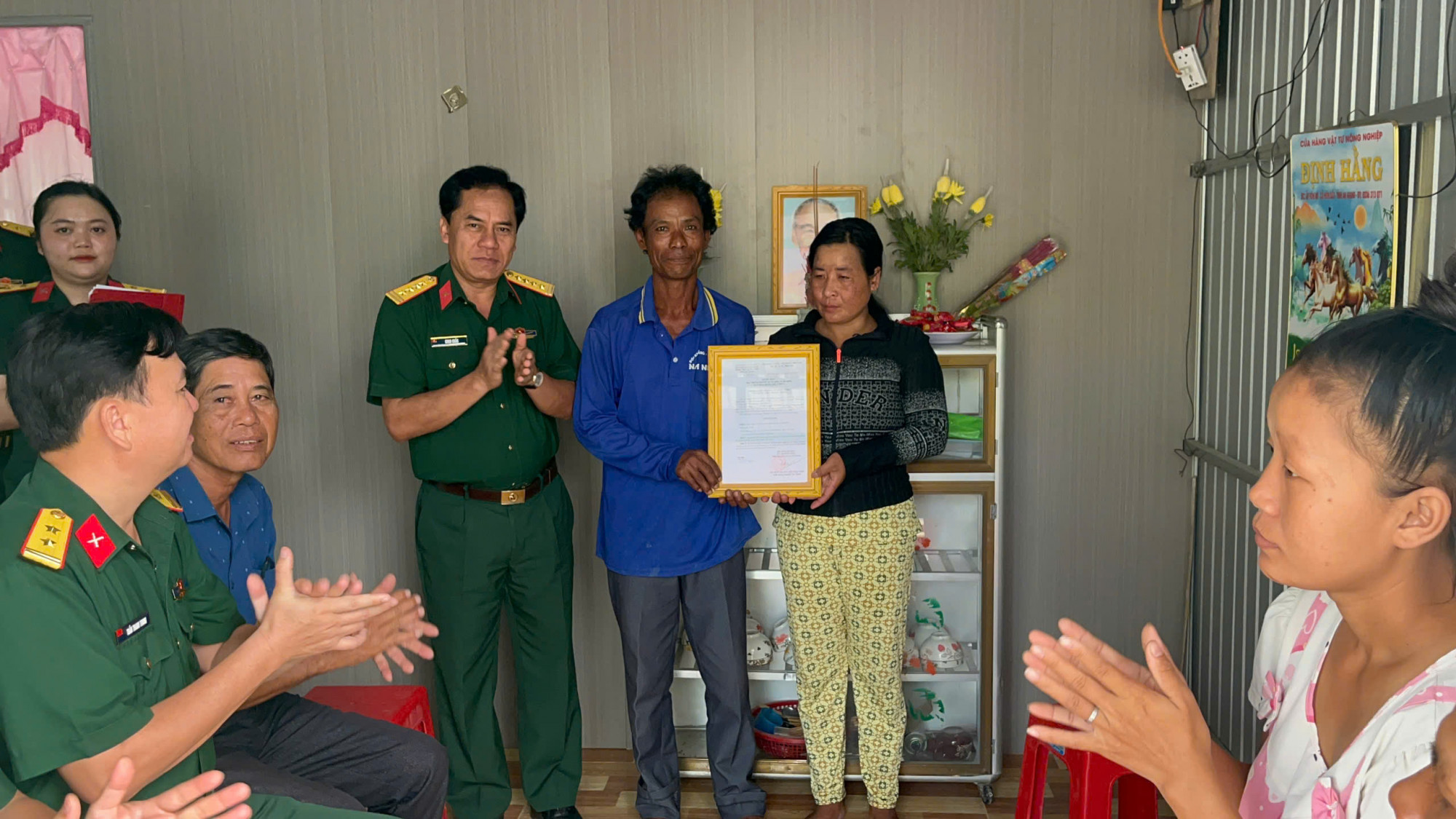 Lãnh đạo Bộ Chỉ huy Quân sự tỉnh An Giang bàn giao nhà đại đoàn kết ở xã Hòn Đất - Ảnh Phương Vũ