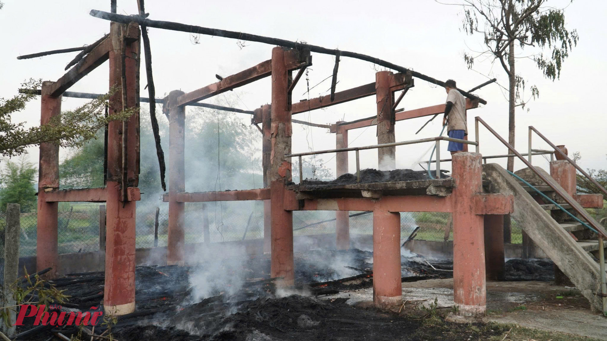 Đám cháy thiêu rụi hoàn toàn ngôi nhà rông.