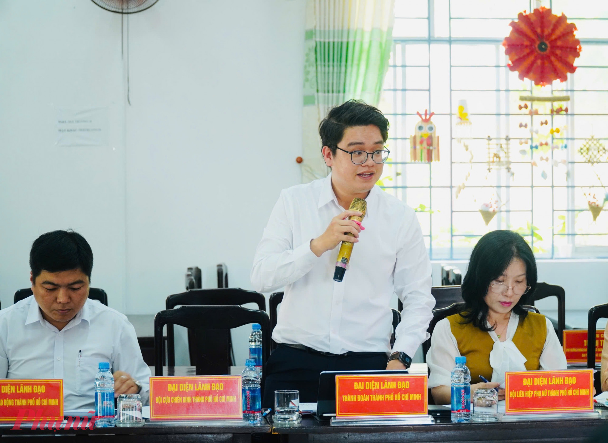 Các đại biểu tại phường Phú Lợi báo cáo tình hình hoạt động, kiến nghị về biên chế và đội ngũ không chuyên trách - Ảnh: Thanh Tâm