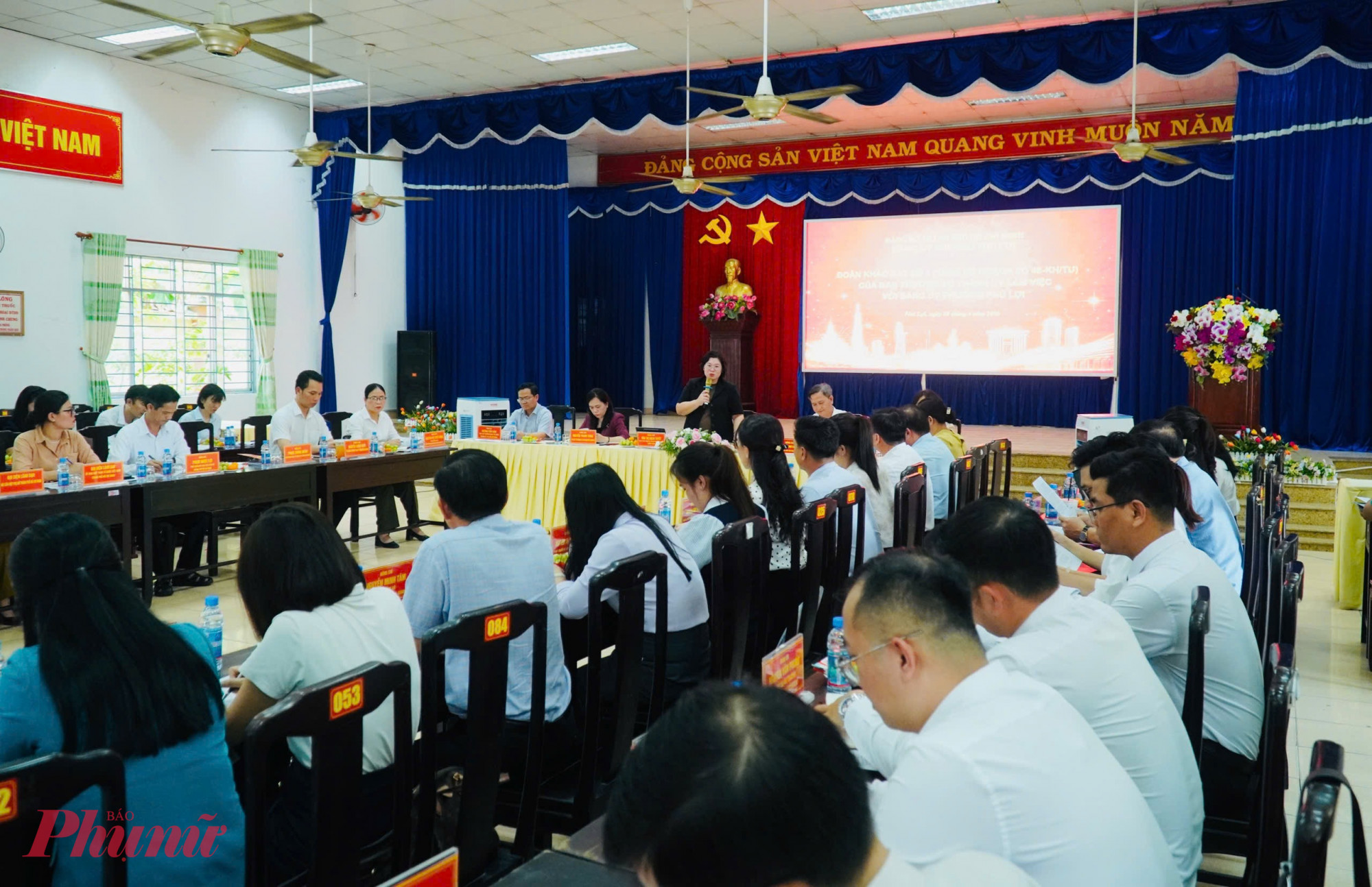 Đoàn công tác Thành ủy TPHCM khảo sát, làm việc với lãnh đạo phường Phú Lợi về công tác tổ chức bộ máy và nhân sự cơ sở - Ảnh: Thanh Tâm