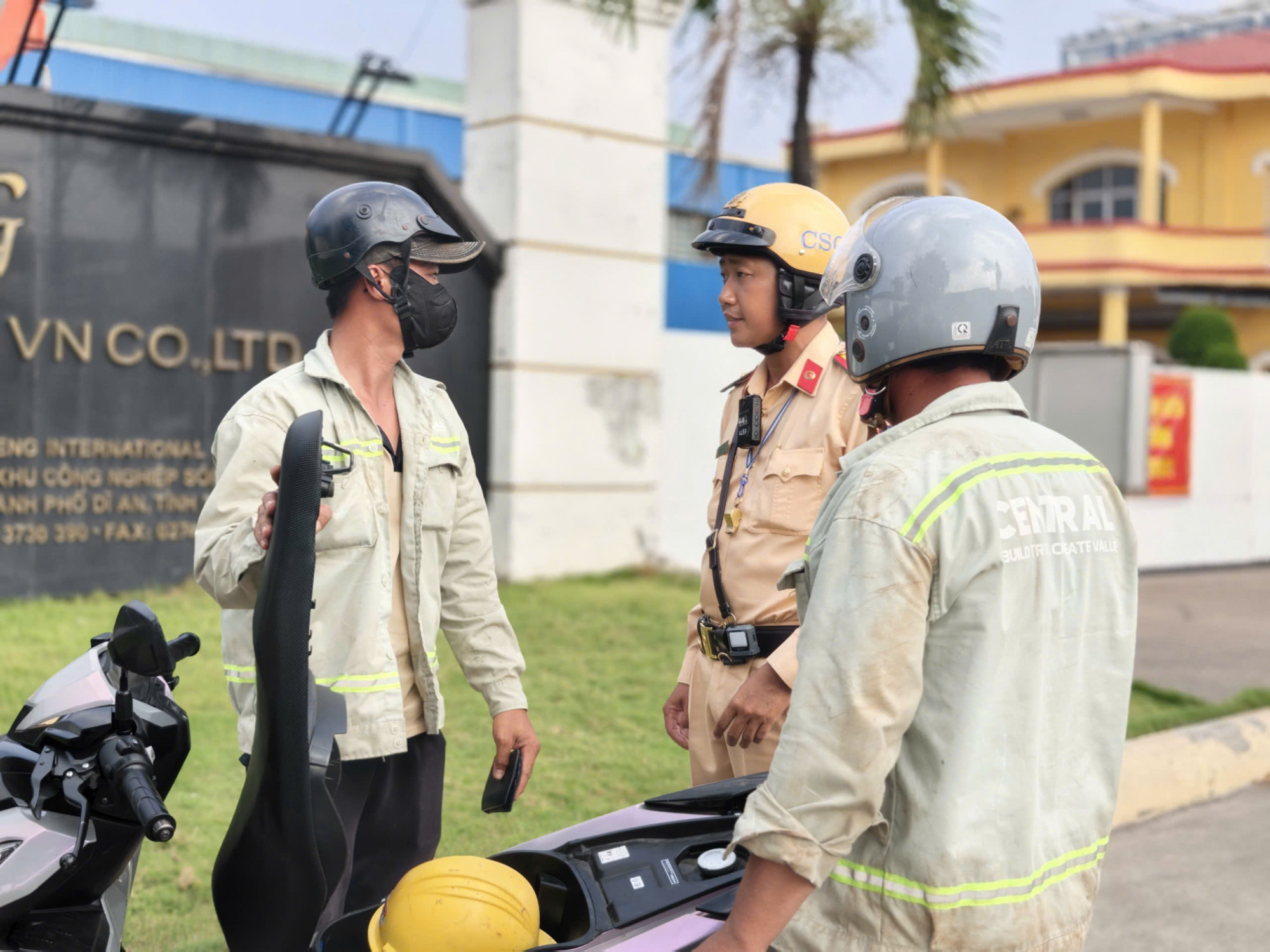 Một trường hợp vi phạm bị CSGT xử lý. Ảnh: Minh Mẫn