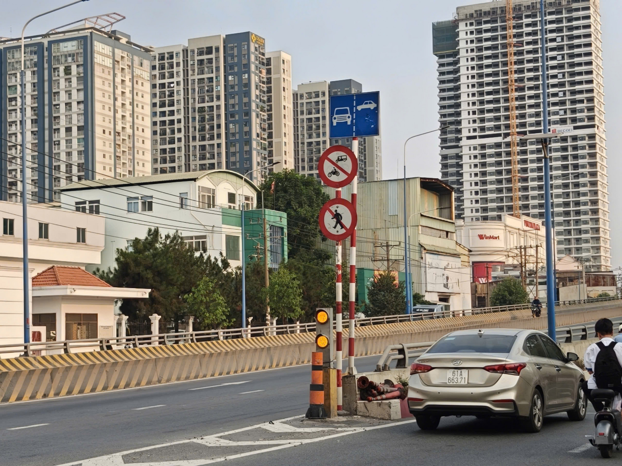 Từ ngày 6/4, cầu vượt ngã tư 550 đã cấm hoàn toàn xe máy lên cầu. Ảnh: Minh Mẫn