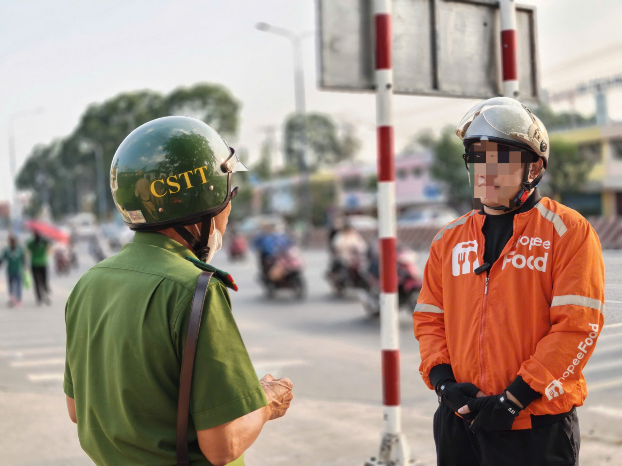 Lực lượng chức năng nhắc nhở 1 trường hợp vi phạm. Ảnh: Minh Mẫn