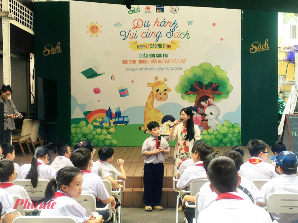 Nhiều năm qua, các nhà văn, chuyên gia văn hóa đọc đã cùng truyền cảm hứng đọc sách cho trẻ thơ - Nguồn ảnh: Đường sách TPHCM