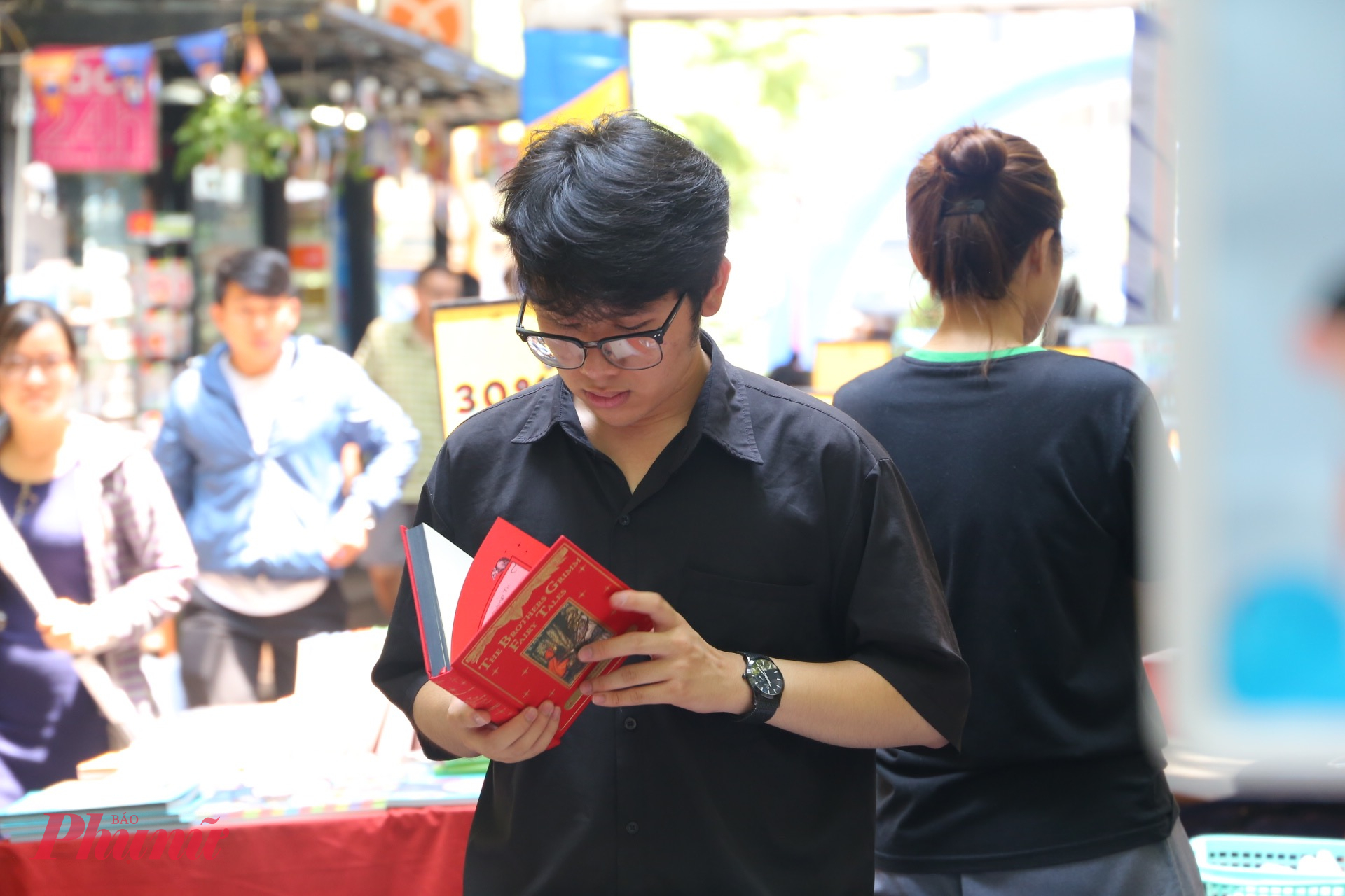 Bạn trẻ tìm mua sách tại Đường Sách TPHCM