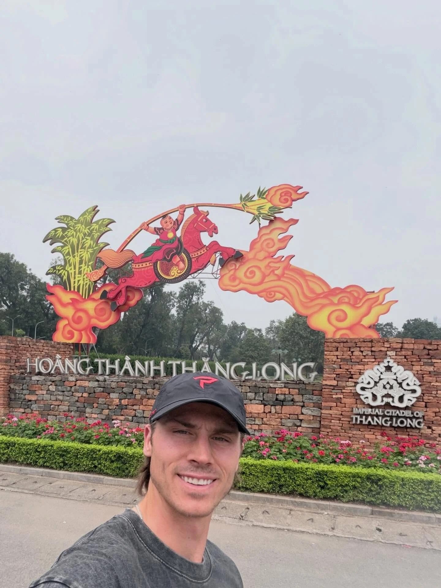 Trong khi các đồng đội đã rời Việt Nam sau giải đấu, tay vợt vẫn còn mải mê khám phá du lịch Việt Nam