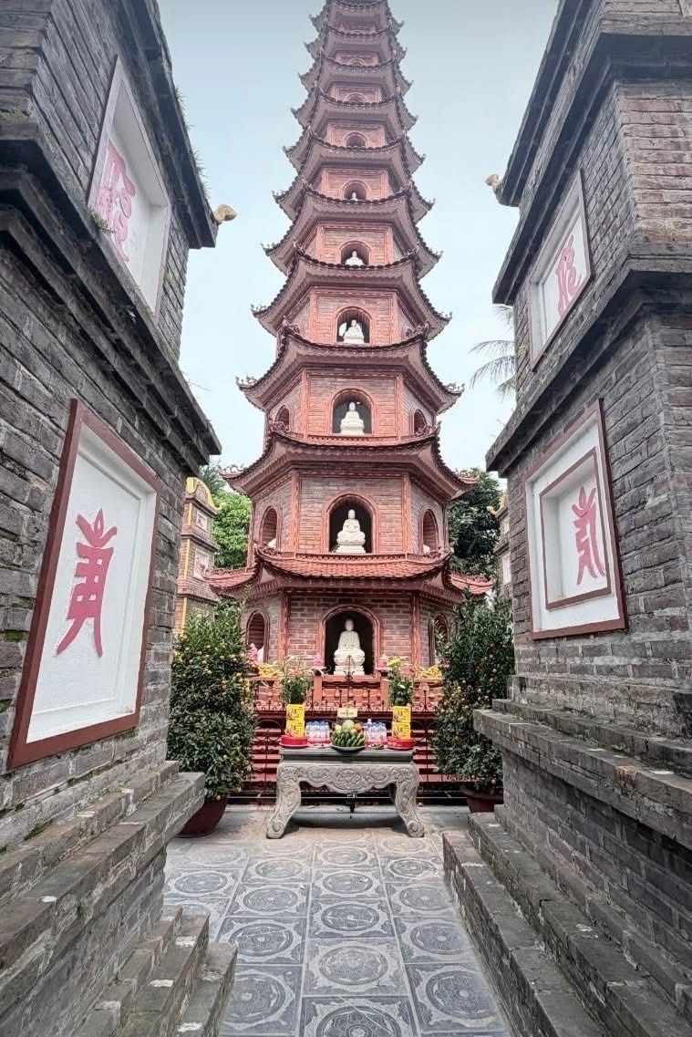 Hình ảnh chùa Trấn Quốc tay vợt Alshon khoe trên mạng xã hội