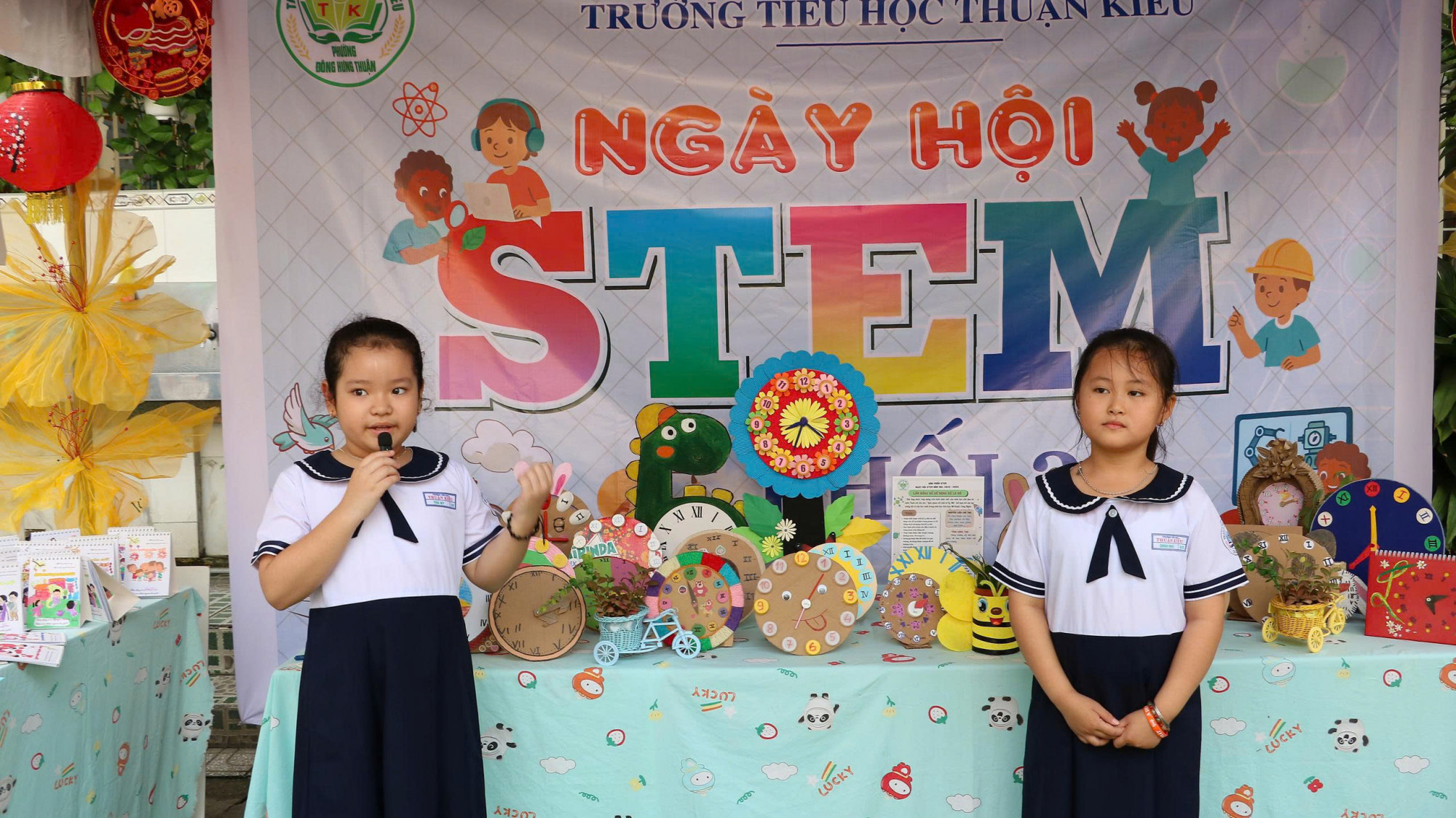 Học sinh Trường tiểu học Thuận Kiều (phường Đông Hưng Thuận) tham gia ngày hội STEM - Ảnh: Trang Thư