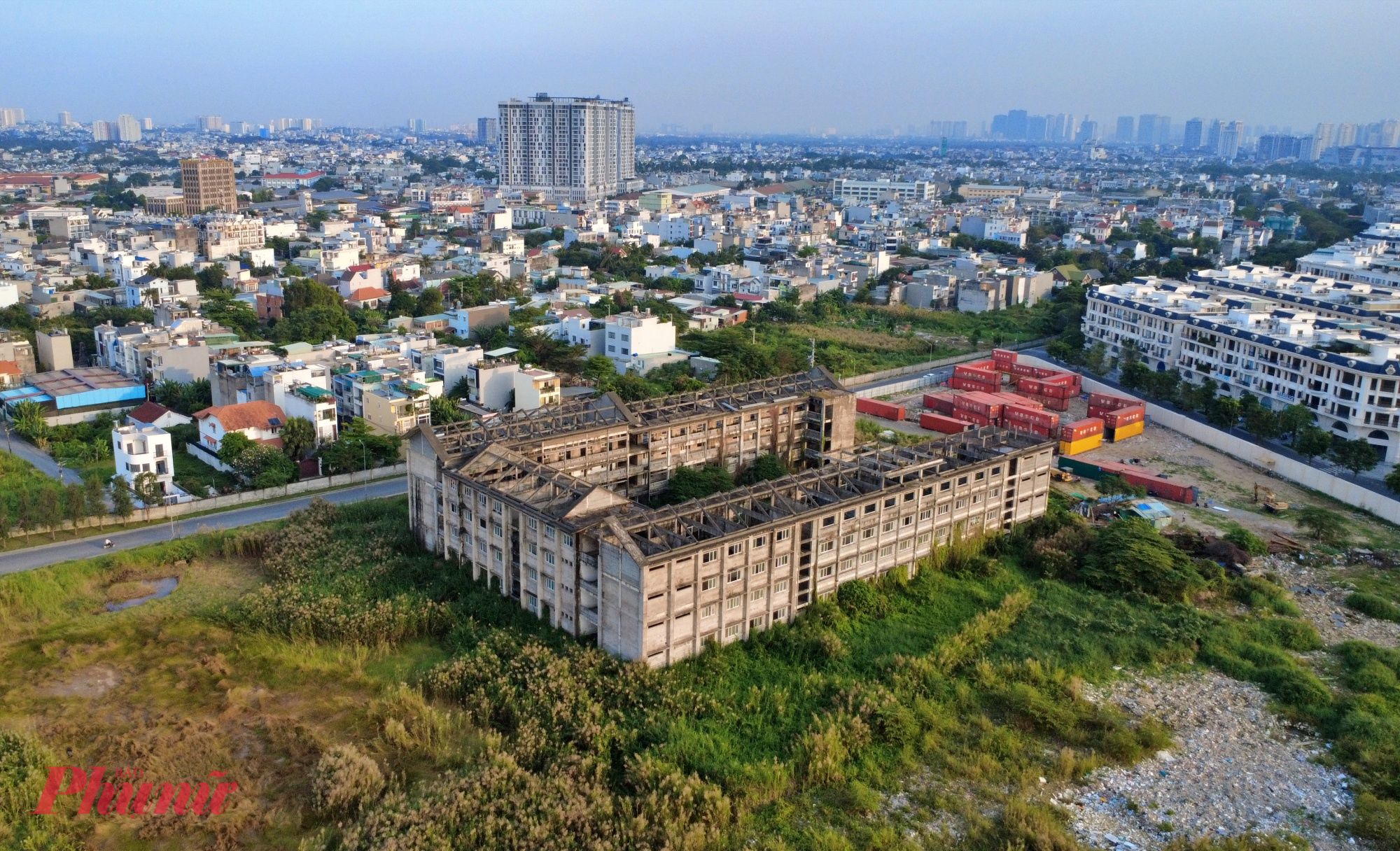 Công trình Trường THCS Hiệp Bình Phước có tổng diện tích khoảng 14.000m², nằm trong khu đô thị Vạn Phúc. Xung quanh là những dãy nhà phố hiện đại, trái ngược với cảnh trơ trọi và u tối của công trình trường học - Ảnh: Nguyễn Văn