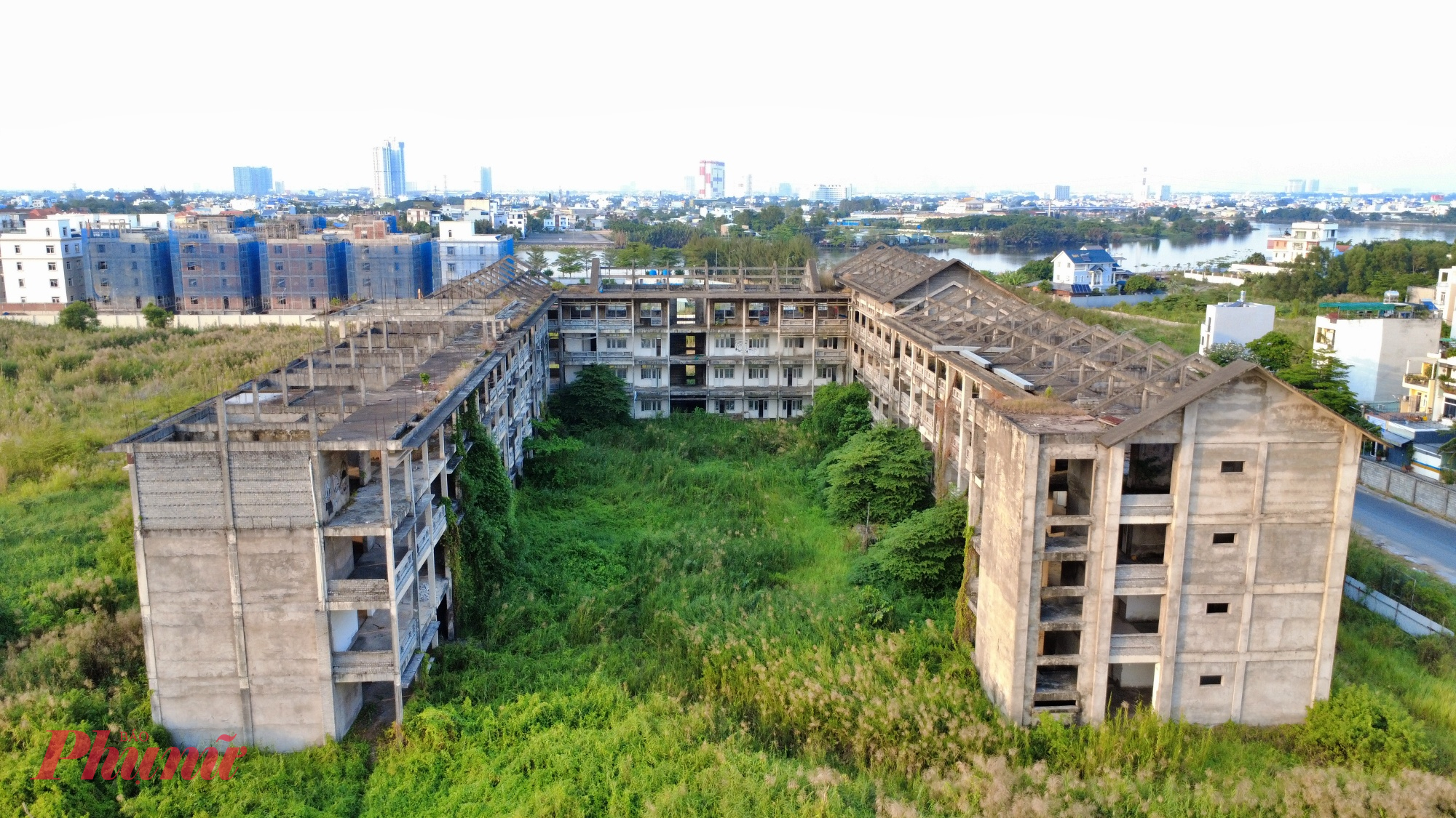 Dù đã xây dựng tới phần nóc nhà nhưng công trình phải dừng lại và bỏ hoang suốt 8 năm nay - Ảnh: Nguyễn Văn