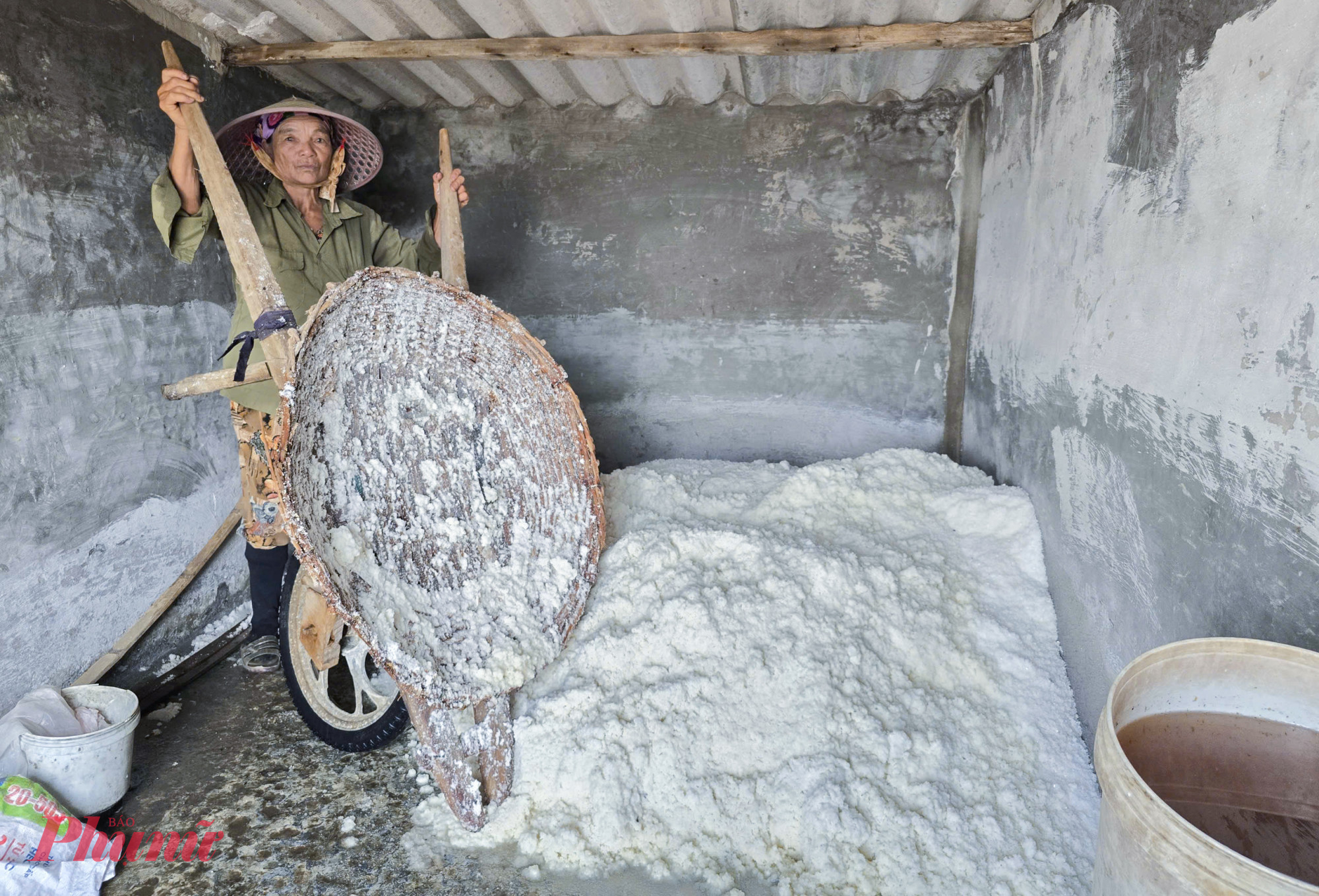 Theo bà Phương, lớp trẻ giờ không còn mặn mà với nghề. Ít ai muốn phơi mình dưới cái nắng chang chang, vắt kiệt sức giữa đồng muối nên lần lượt rời làng đi tìm kế sinh nhai khác. Những năm gần đây, trên cánh đồng muối, phần lớn chỉ còn lại những người lớn tuổi lặng lẽ bám trụ, giữ nghề truyền thống của cha ông.