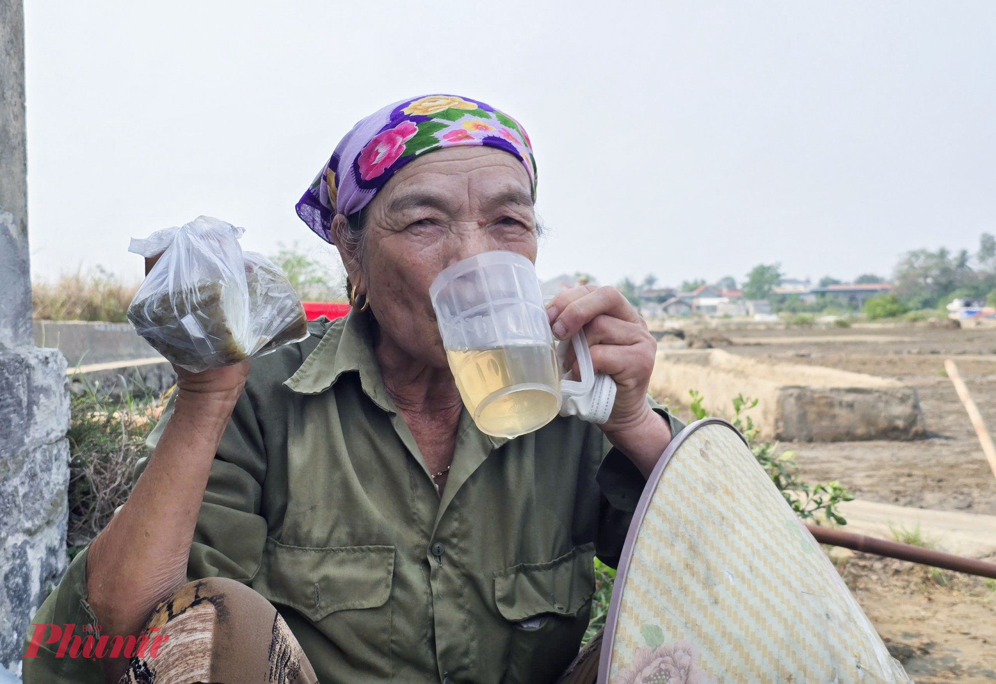 Ngồi nghỉ tay bên kho muối, bà Nguyễn Thị Phương (58 tuổi) thở dài: “Nghề ni cực lắm, tụi tui gọi là bán mồ hôi lấy tiền. Không làm thì cũng không biết lấy chi mà sống”.