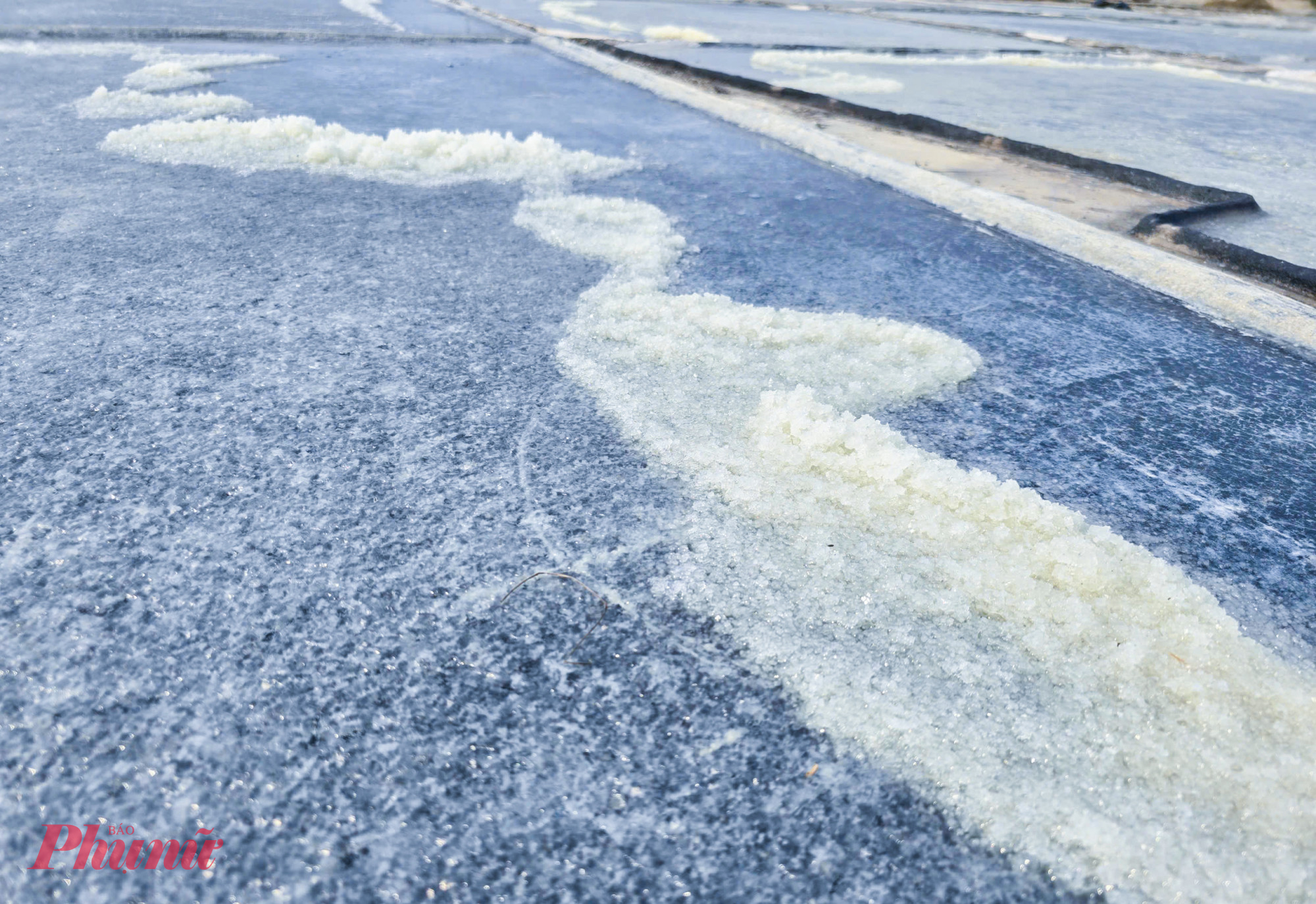 Dưới sức nóng gay gắt của mặt trời, lớp nước này dần bốc hơi, kết tinh thành những hạt muối trắng. Nghe qua tưởng chừng đơn giản, nhưng để làm ra thành quả ấy là cả quá trình lao động nhọc nhằn. Diêm dân phải phơi mình giữa đồng nắng, làm việc quần quật suốt ngày dài, đến khi cơ thể rệu rã, làn da sạm lại theo năm tháng.