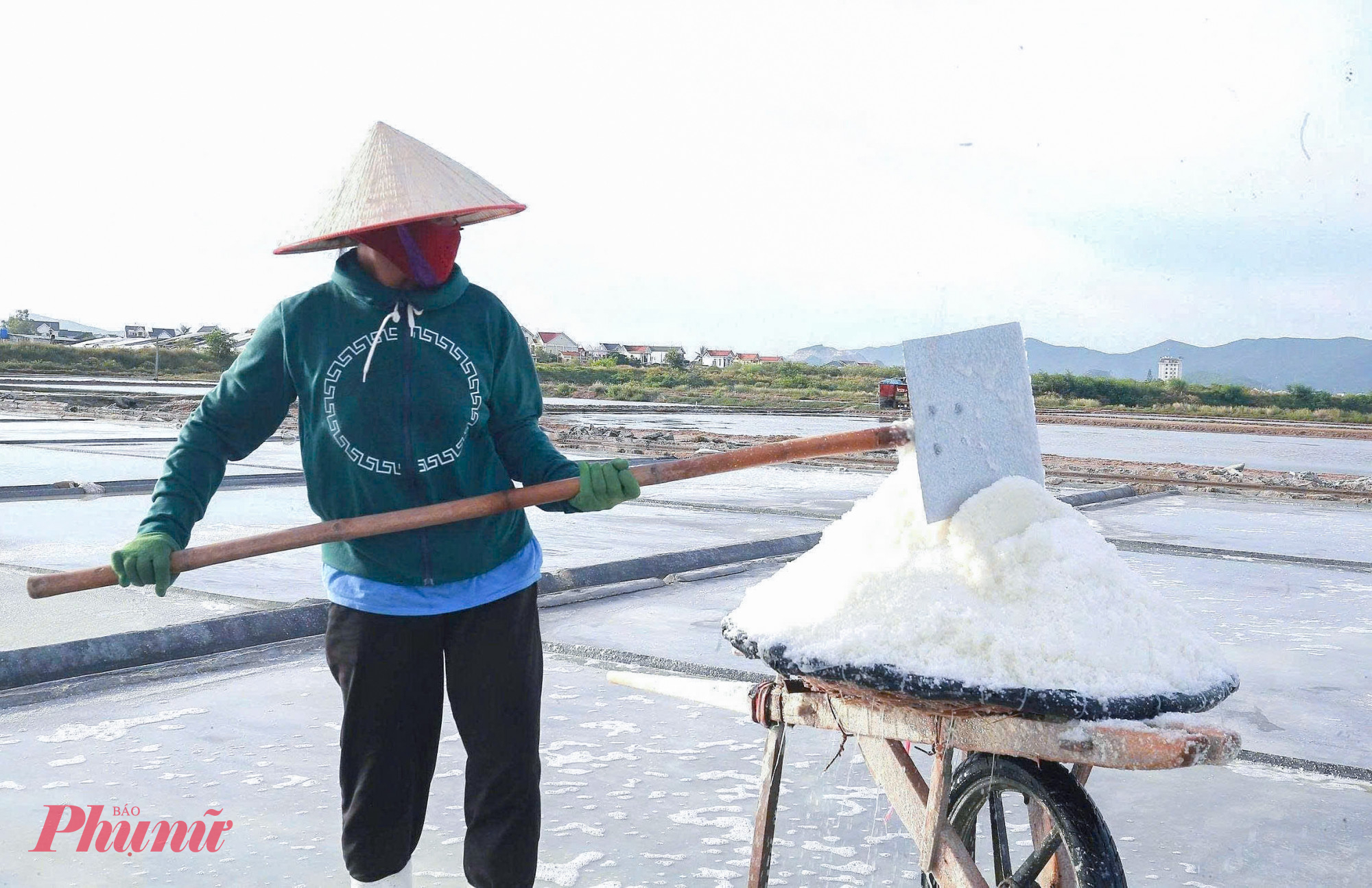 Xế chiều, khi cái nắng dần dịu lại cũng là lúc nước biển bốc hơi, để lại những hạt muối trắng tinh trên nền bê tông. Diêm dân nhanh tay dùng những dụng cụ thô sơ tự chế để cào, gom muối, rồi vận chuyển về nhà kho, khép lại một ngày lao động nhọc nhằn.