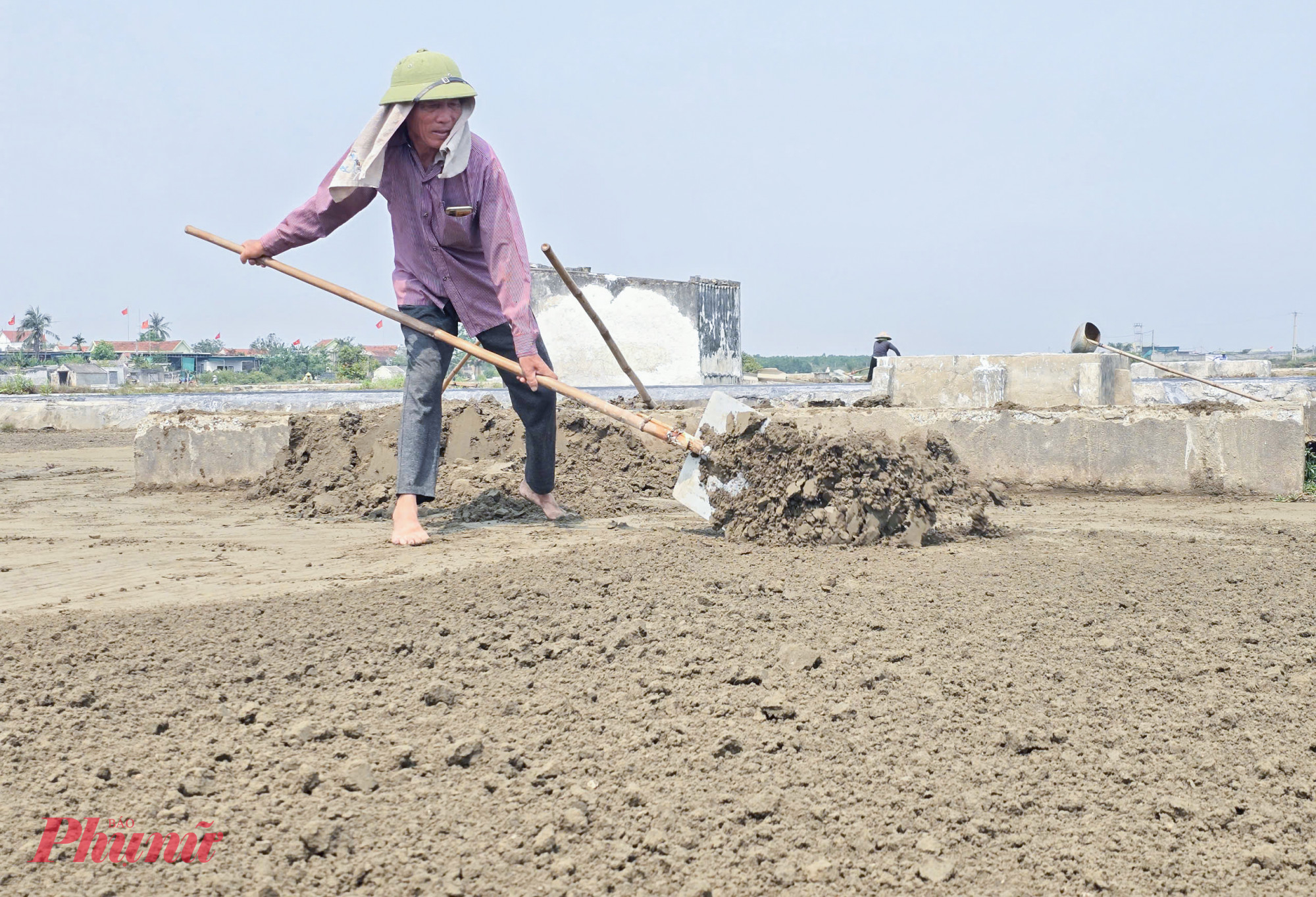 Hơn nửa thế kỷ gắn bó với nghề, ông Bùi Như Lạc (65 tuổi, trú xóm Tân Thắng) nói rằng, hiếm có nghề nào vất vả như làm muối. Theo ông, nghề này là cuộc “chạy đua với nắng”, khi những khung giờ khắc nghiệt nhất trong ngày lại là lúc diêm dân phải có mặt ngoài đồng. “Chỉ khi nắng đủ gắt, nước biển mới nhanh chóng bốc hơi và kết tinh thành muối” - ông Lạc nói.