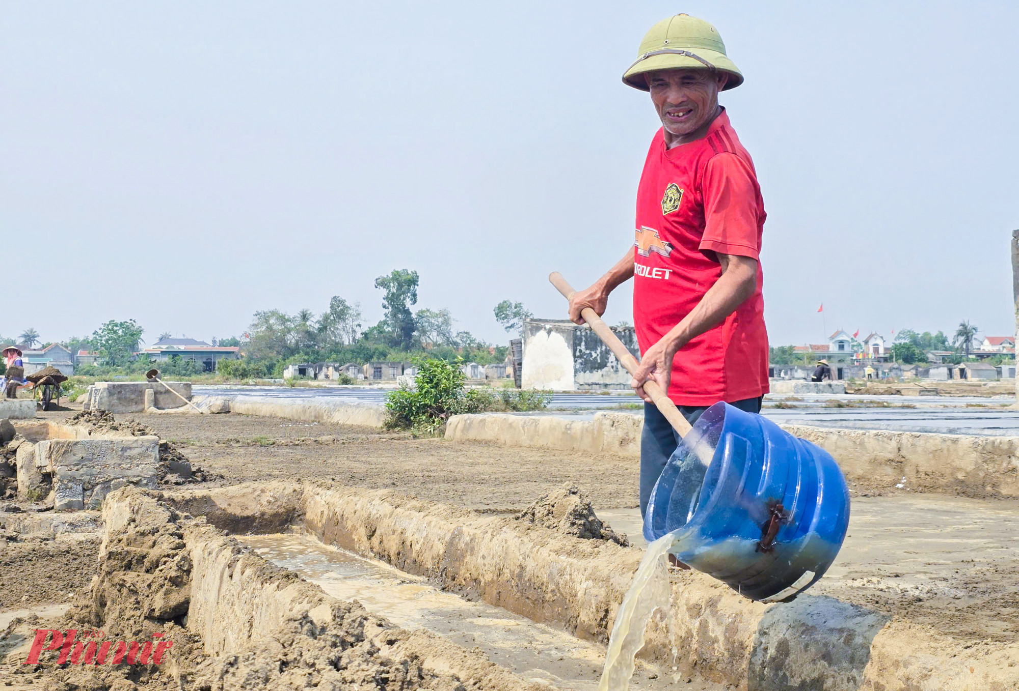 Để làm ra một mẻ muối, diêm dân phải trải qua nhiều công đoạn công phu: từ cải tạo ruộng, dẫn nước mặn, phơi cát, ngâm cát, lắng lọc nước đến đưa nước lên ô nại phơi. Nước biển ban đầu có độ mặn cao, khoảng 45 độ, phải được người làm muối căn chỉnh bằng kinh nghiệm; khi độ mặn giảm còn khoảng 25 độ mới đạt yêu cầu để đưa vào ô phơi.