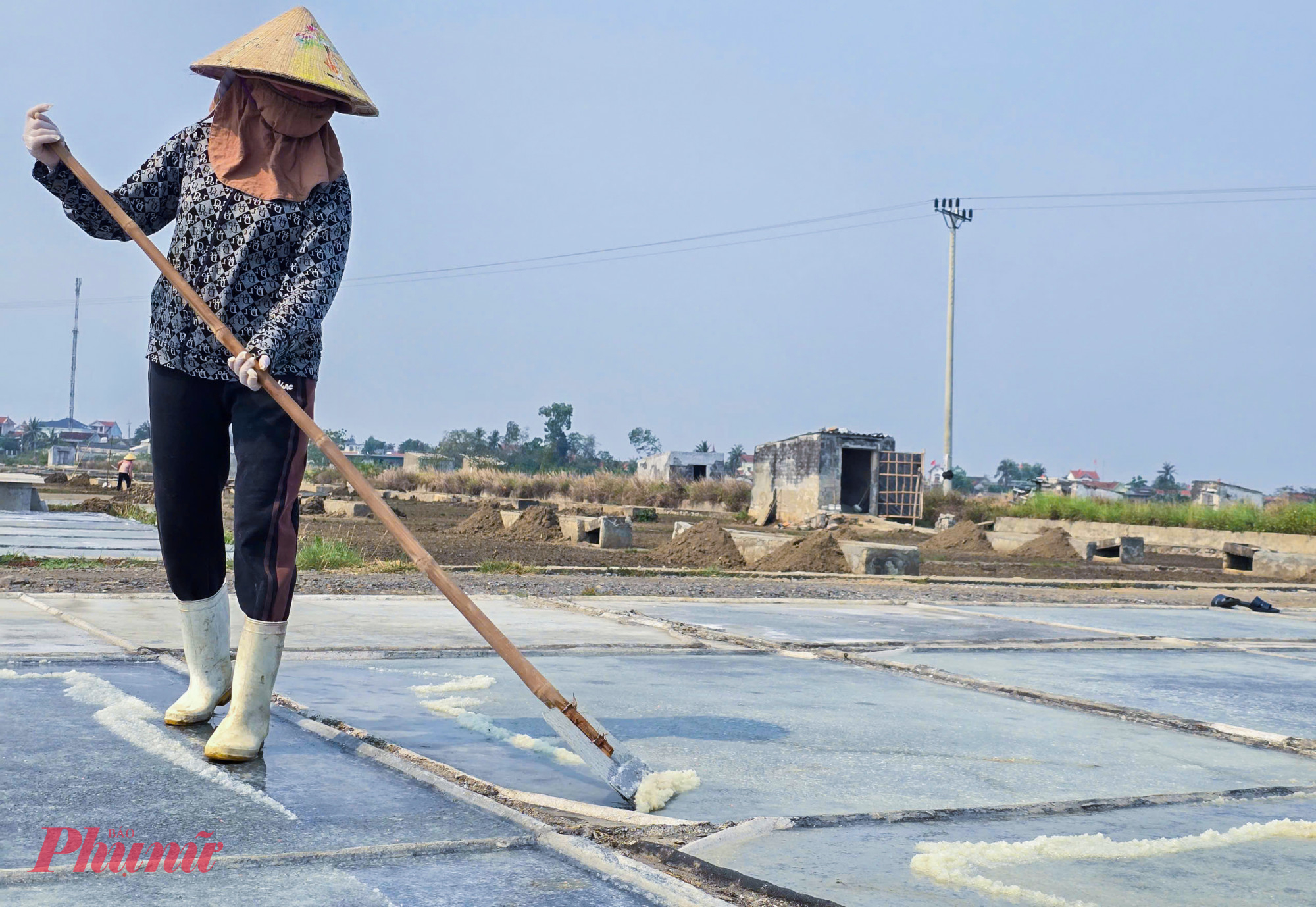 Để tránh cái nắng như thiêu đốt và hơi mặn bốc lên rát bỏng da thịt, nhiều phụ nữ phải bịt kín từ đầu xuống chân, che chắn kỹ càng khi làm việc ngoài đồng muối.