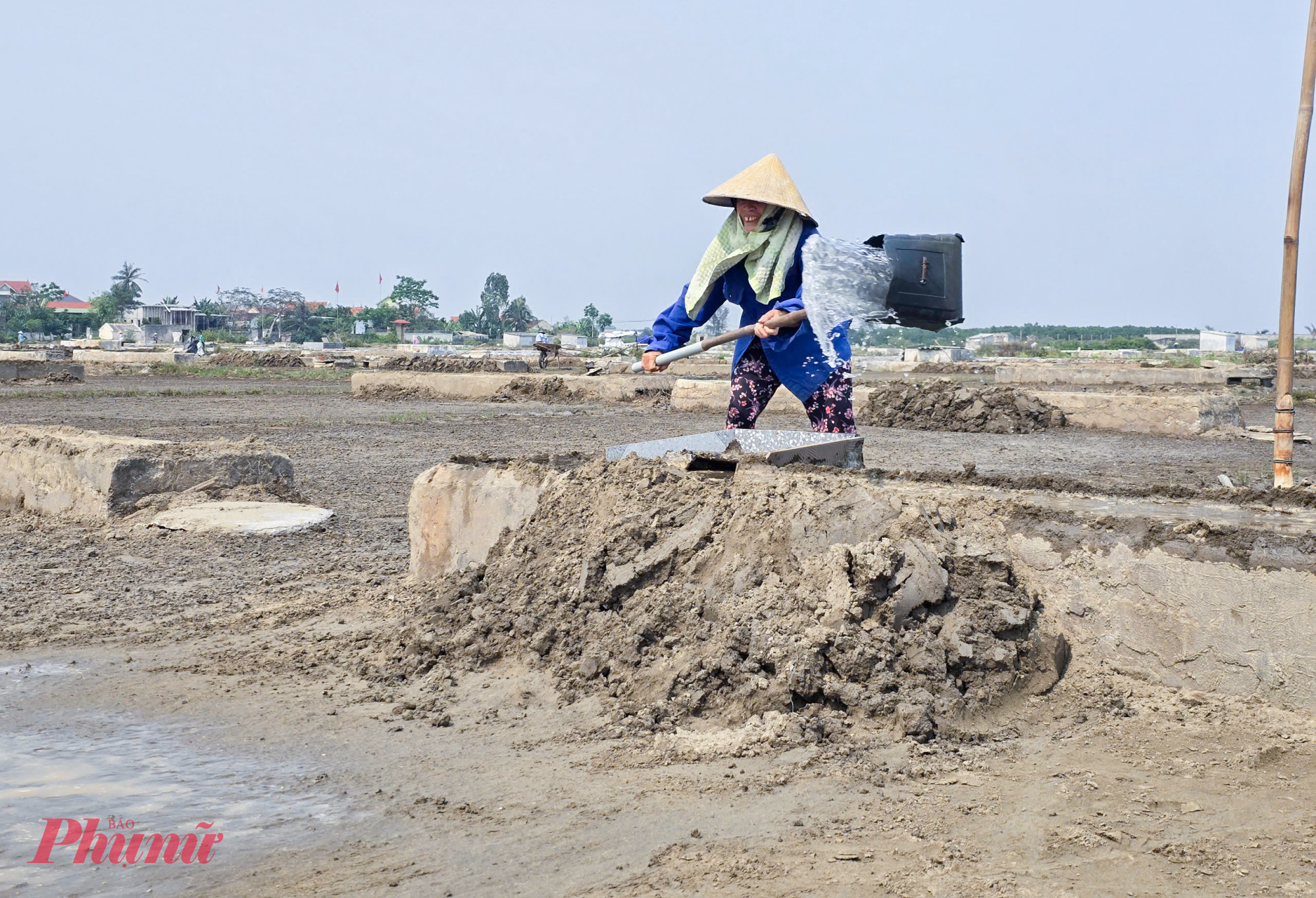 Bà Nguyễn Thị Nhàn (70 tuổi, xóm Tân Thắng) cho biết, nghề muối phụ thuộc hoàn toàn vào thời tiết, người làm nghề lúc nào cũng thấp thỏm “canh nắng, canh mưa”, túc trực ngoài ruộng. “Được mùa cũng nhờ ông trời, mất mùa cũng tại ông trời. Mấy bữa ni nắng to, mệt nhưng vẫn phải tranh thủ làm. Quần quật cả ngày, hai vợ chồng cũng chỉ được khoảng một tạ muối, bán ra chừng 180.000 đồng” - bà Nhàn chia sẻ.