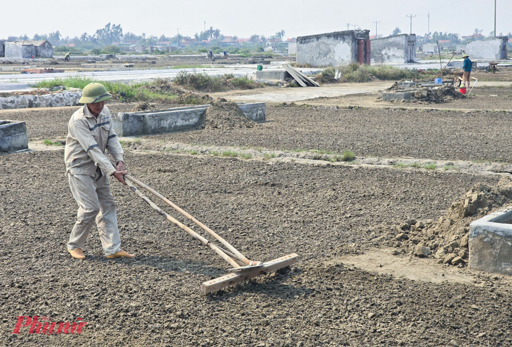 Giữa cái nắng như đổ lửa của những ngày đầu tháng 4, khi nhiệt độ tại Nghệ An nhiều nơi chạm ngưỡng 38-40 độ C, những cánh đồng muối ven biển lại bước vào mùa tất bật nhất trong năm. 