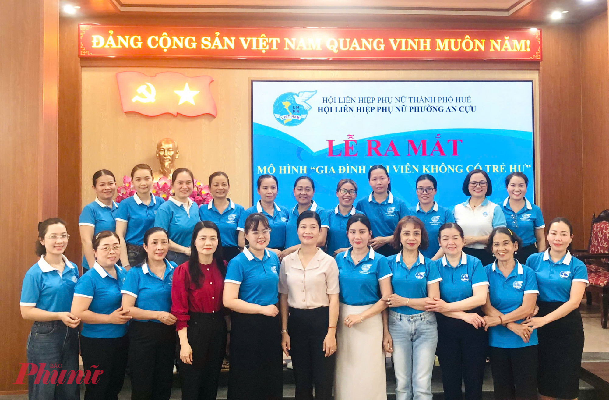 Các hội viên Phụ nữ phường An Cựu chụp ảnh cùng thể hiện quyết tâm thực hiện mô hình mô hình “Gia đình hội viên không có trẻ hư”