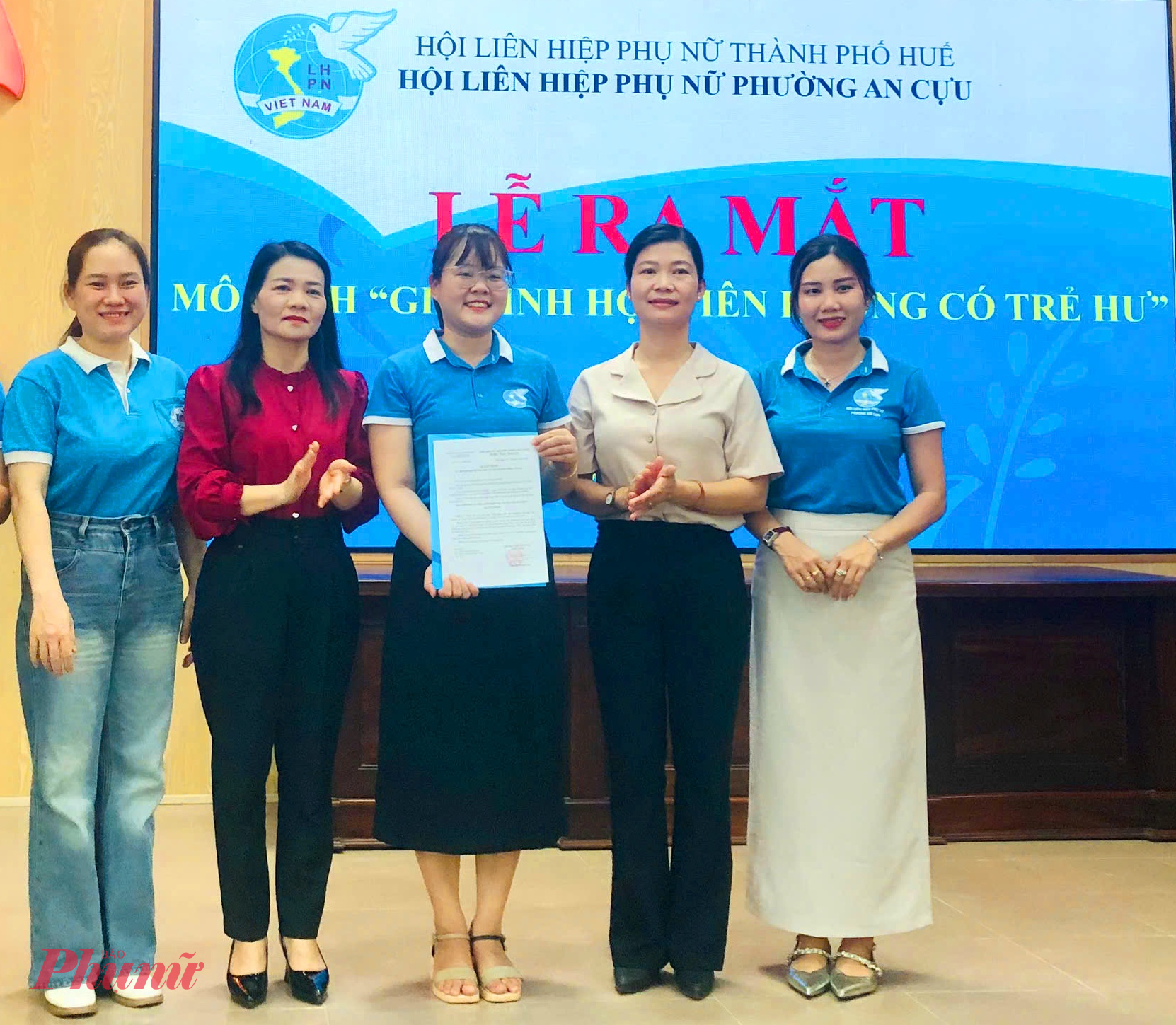 Các thành viên thộc Hội LHPN phường An Cựu ký kết mô hình “Gia đình hội viên không có trẻ hư”