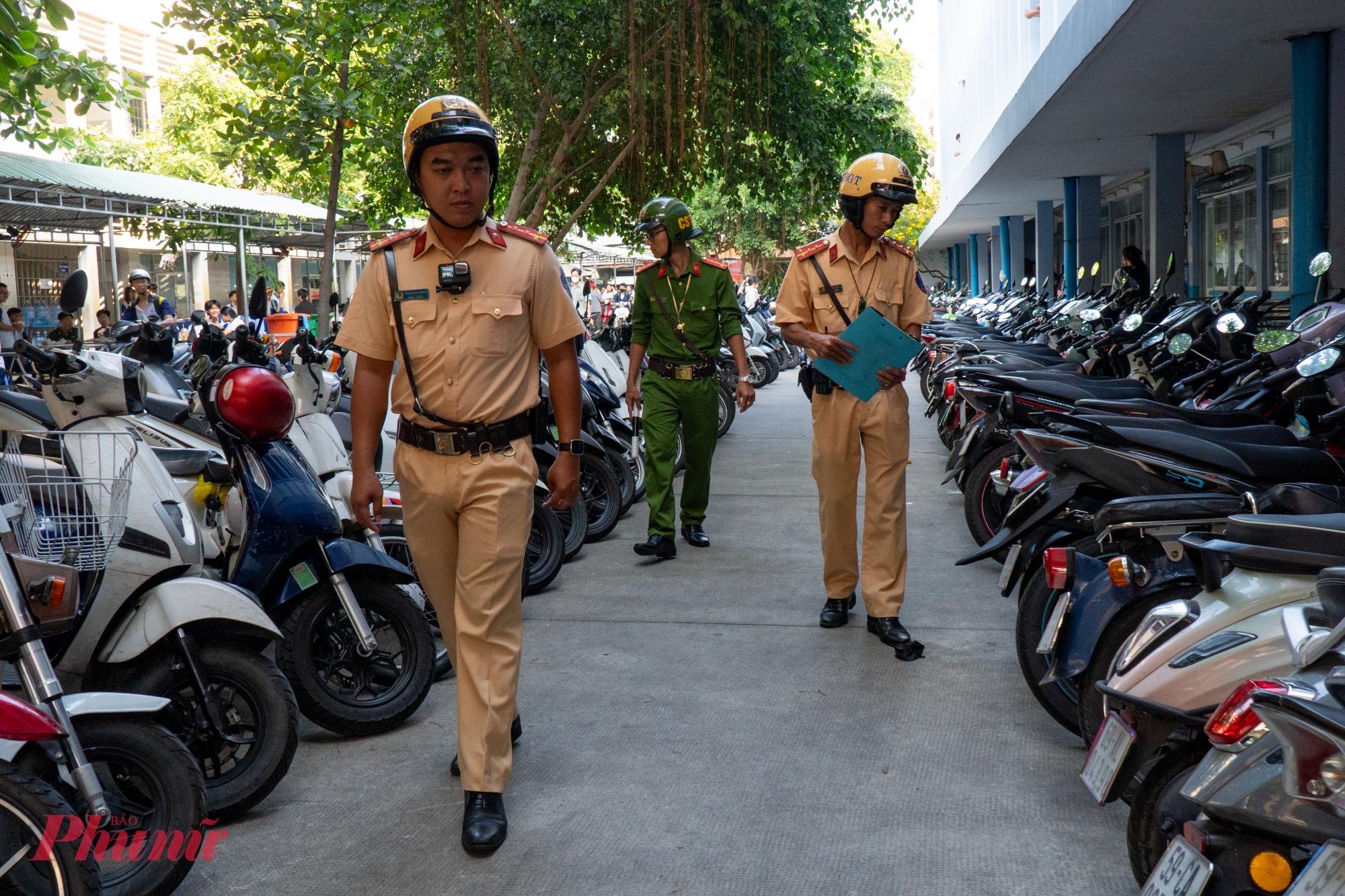 Đội CSGT Bến Thành phối hợp với Công an phường Xóm Chiếu kiểm tra bãi giữ xe của học sinh trường THPT Nguyễn Trãi.