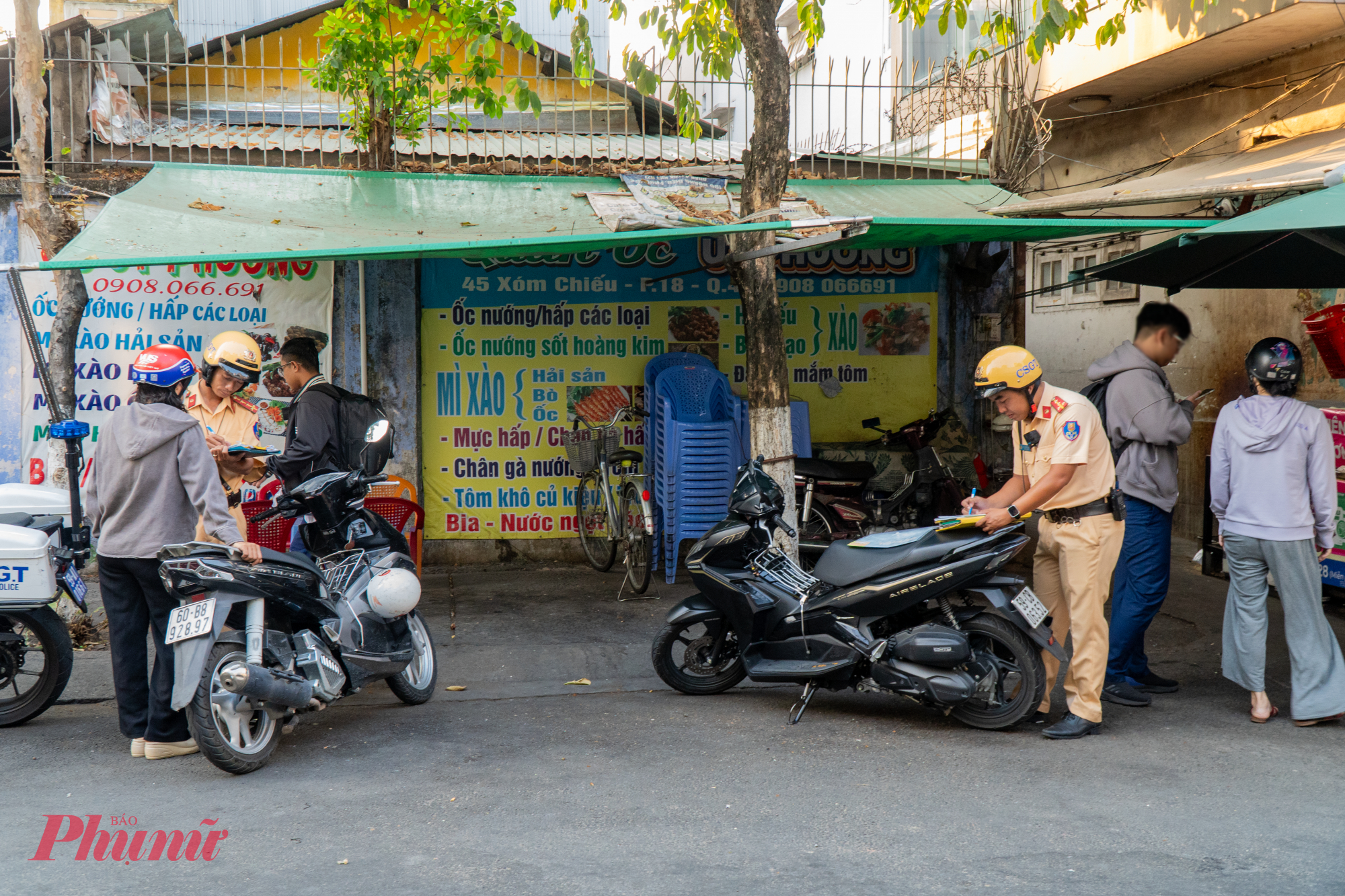 CSGT xử phạt nhiều trường hợp phụ huynh và học sinh trường vi phạm luật giao thông trước cổng trường THPT Nguyễn Trãi.