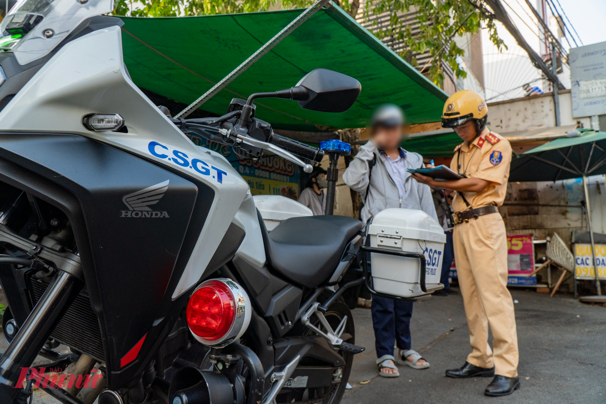 CSGT lập biên bản lỗi không có GĐKX đối với học sinh T. 