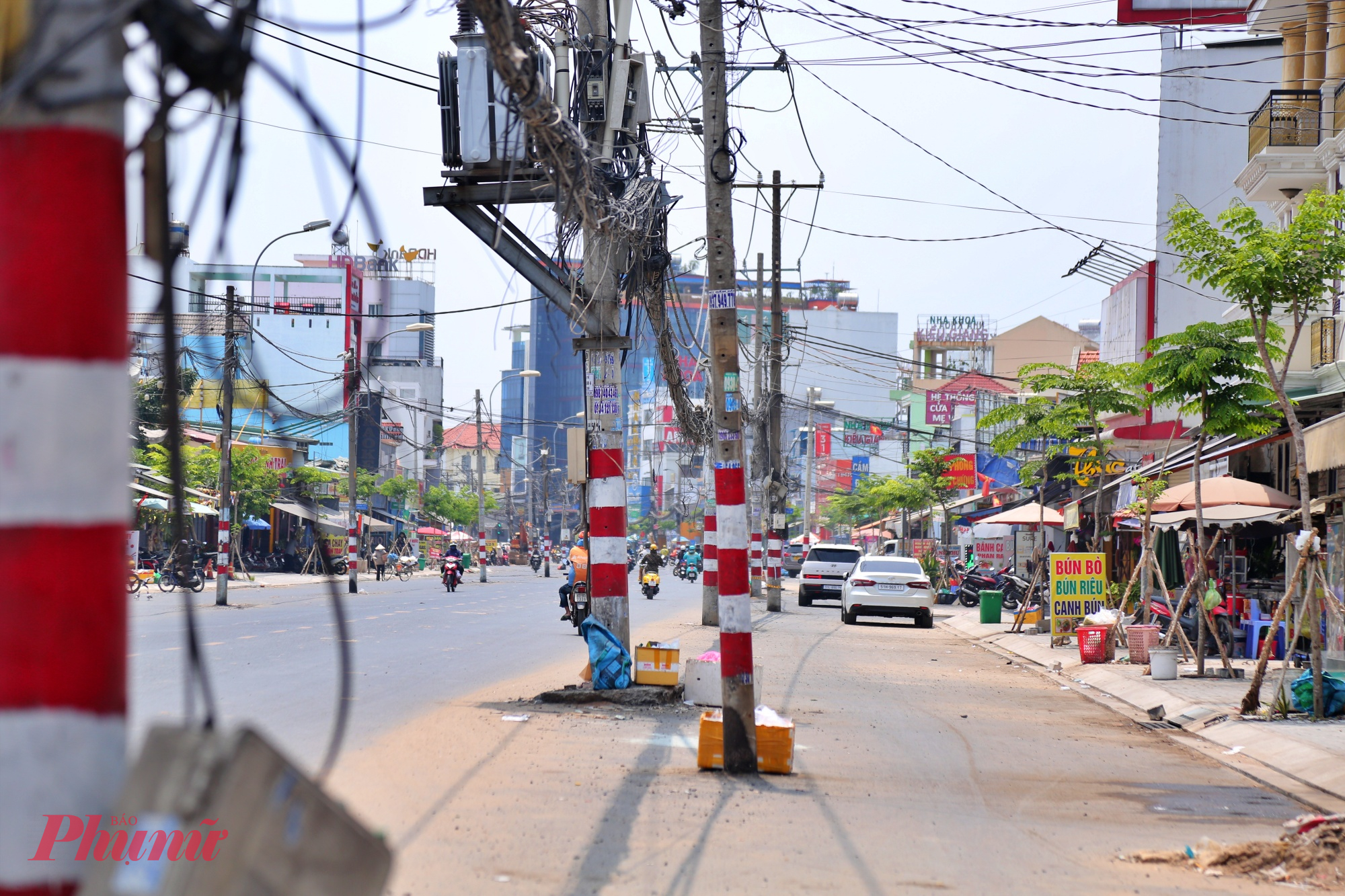 Có những đoạn, hàng trụ điện nằm xen kẻ không thẳng hàng khiến các phương tiện lúng tung khi di chuyển.