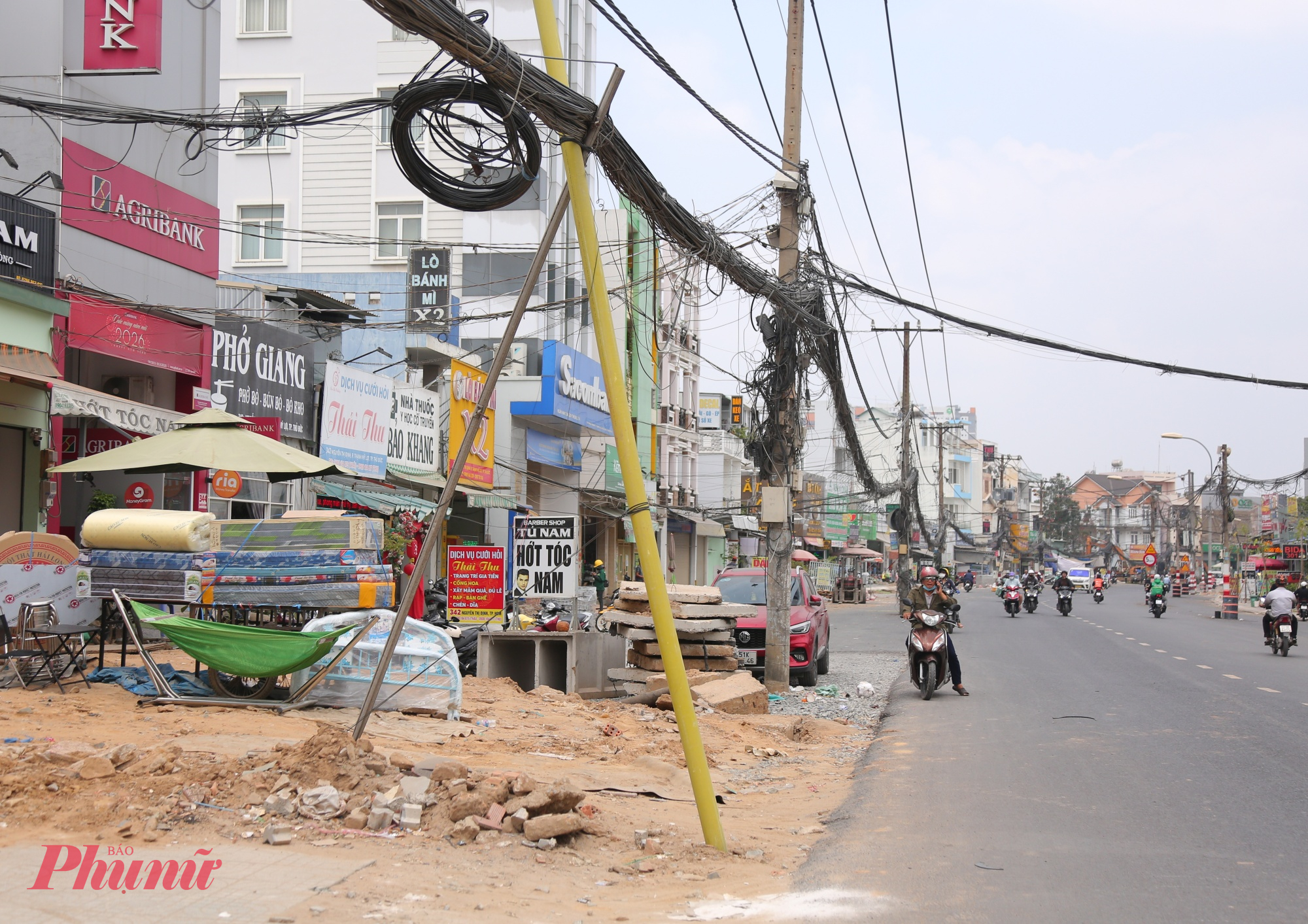 Có những đoạn đang thi công vỉa hè, hệ thống thoát nước xuất hiện dây diện chằng chịt, thòng xuống nên lực lượng chức năng phải dùng cây chống đỡ tạm thời.