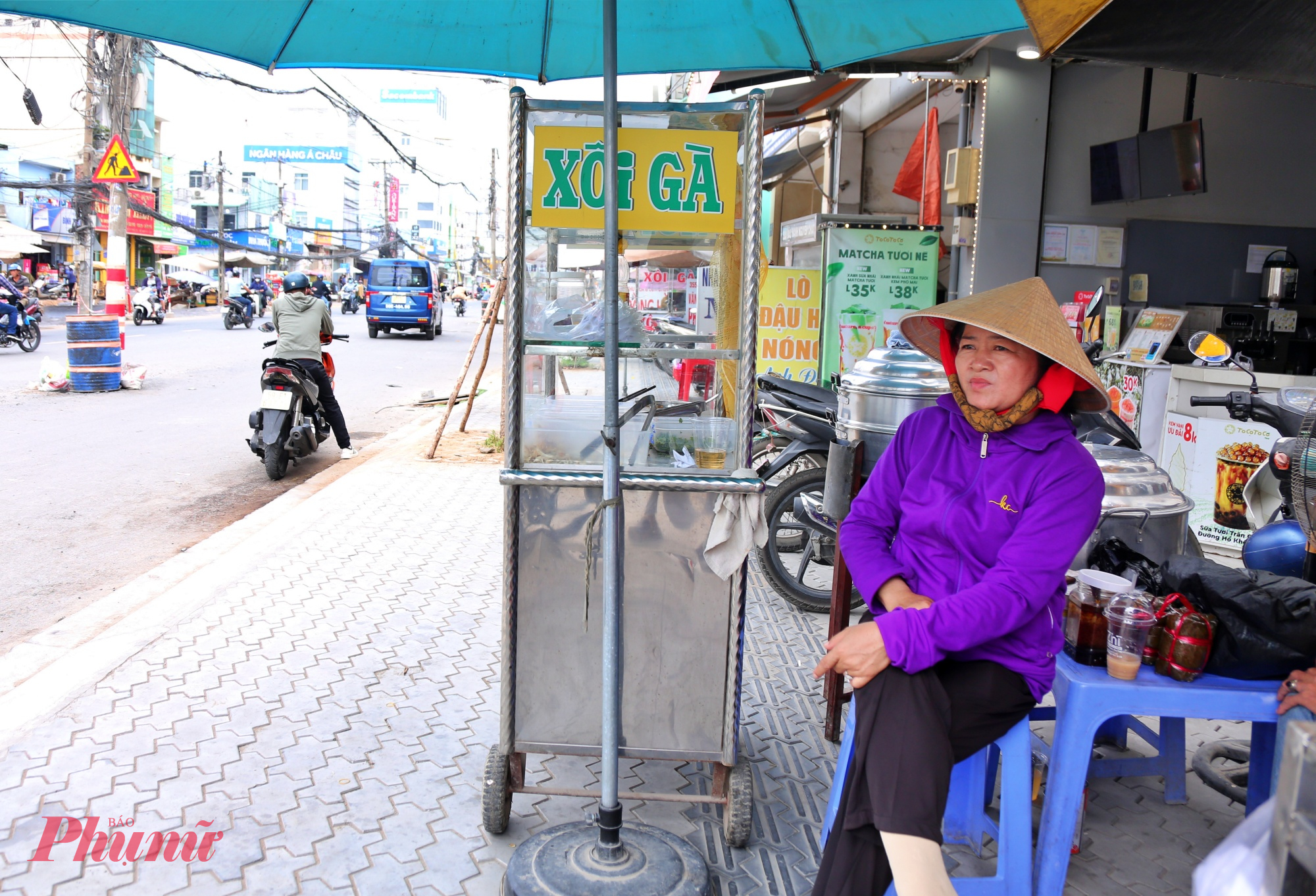 Tuy nhiên, những trụ điện chưa di dời khiến việc đi lại gặp khó khăn. “Ban đêm chạy xe rất sợ, nhiều lúc không để ý là có thể tông trúng. Chính quyền có đặt thùng phi, dán phản quang cảnh báo nhưng vẫn nguy hiểm,” bà nói.