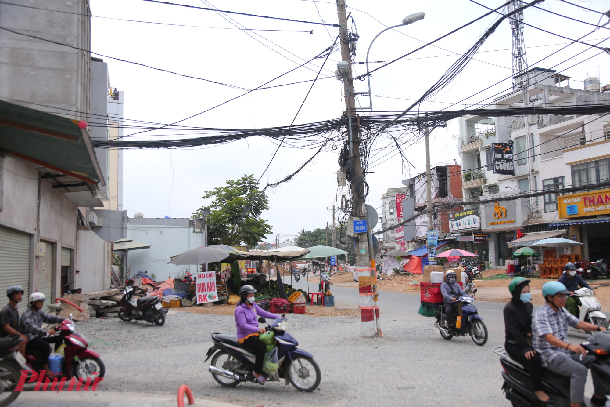 Không ít người dân cho biết, việc lưu thông qua đây tiềm ẩn nguy cơ mất an toàn, đặc biệt vào ban đêm hoặc giờ cao điểm.