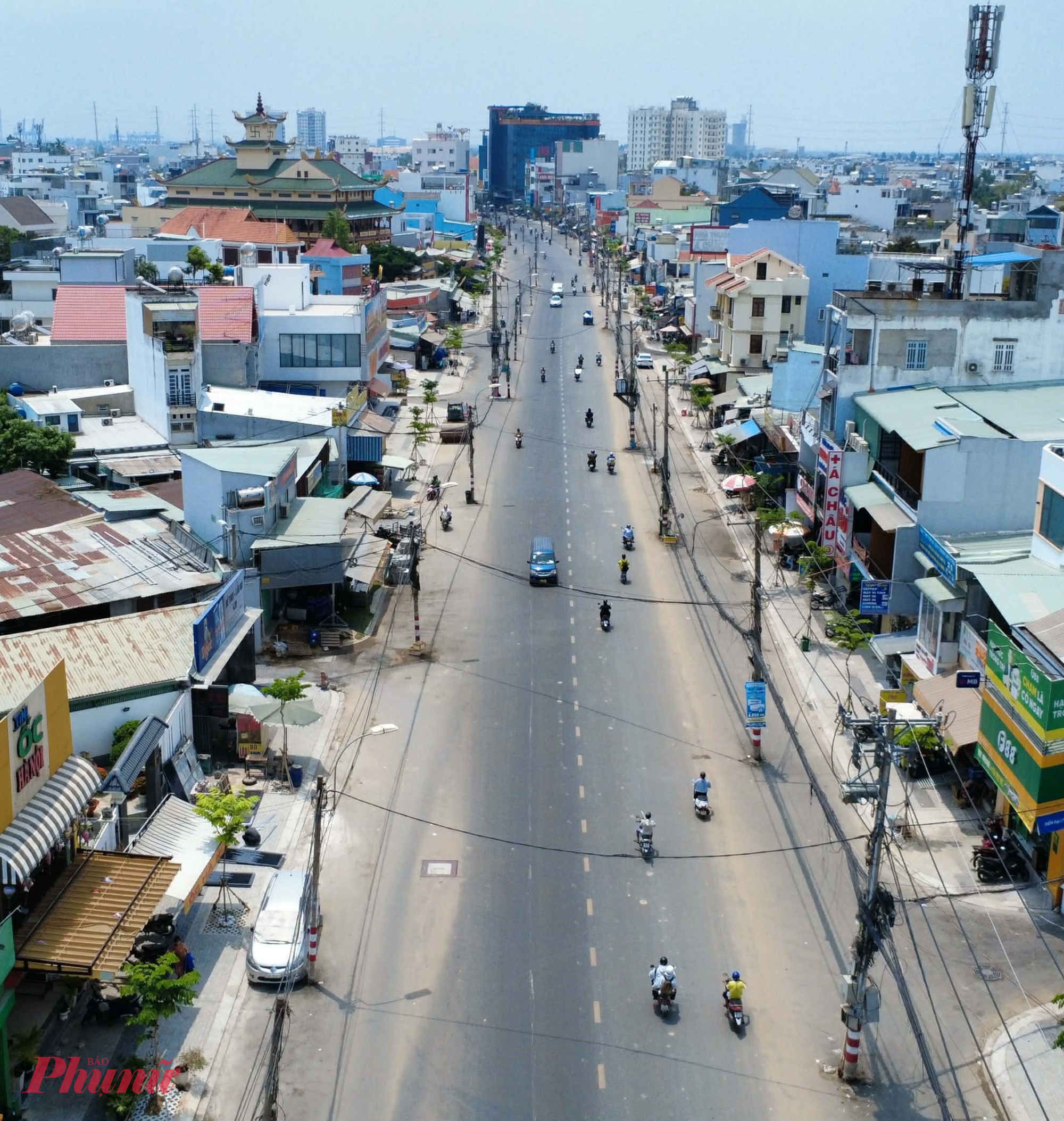 Dự án nâng cấp, mở rộng đường Nguyễn Thị Định một trong những trục giao thông quan trọng ở cửa ngõ phía Đông TPHCM đang dần hình thành diện mạo mới. Tuy nhiên, giữa lòng đường đã được mở rộng, hàng loạt trụ điện chưa kịp di dời lại trở thành nỗi lo thường trực của người dân mỗi khi lưu thông qua đây.