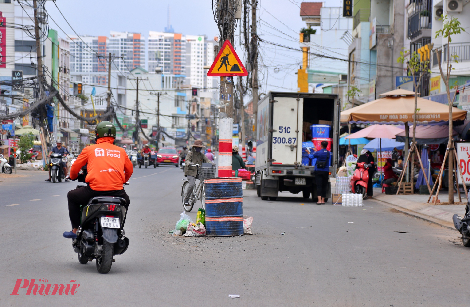 Nhiều đoạn trên tuyến đường Nguyễn Thị Định (đoạn từ cầu Giồng Ông Tố đến nút giao Mỹ Thủy) đã được trải nhựa, mở rộng khang trang. 