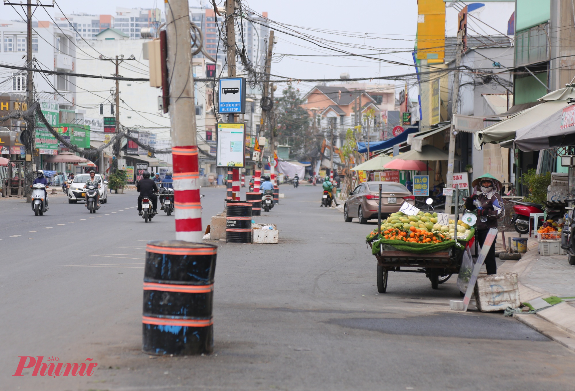 Một số đoạn gần cầu Giồng Ông Tố, hàng trụ điện được bố trí thêm thùng phi tạm bợ để cảnh báo các phương tiện.