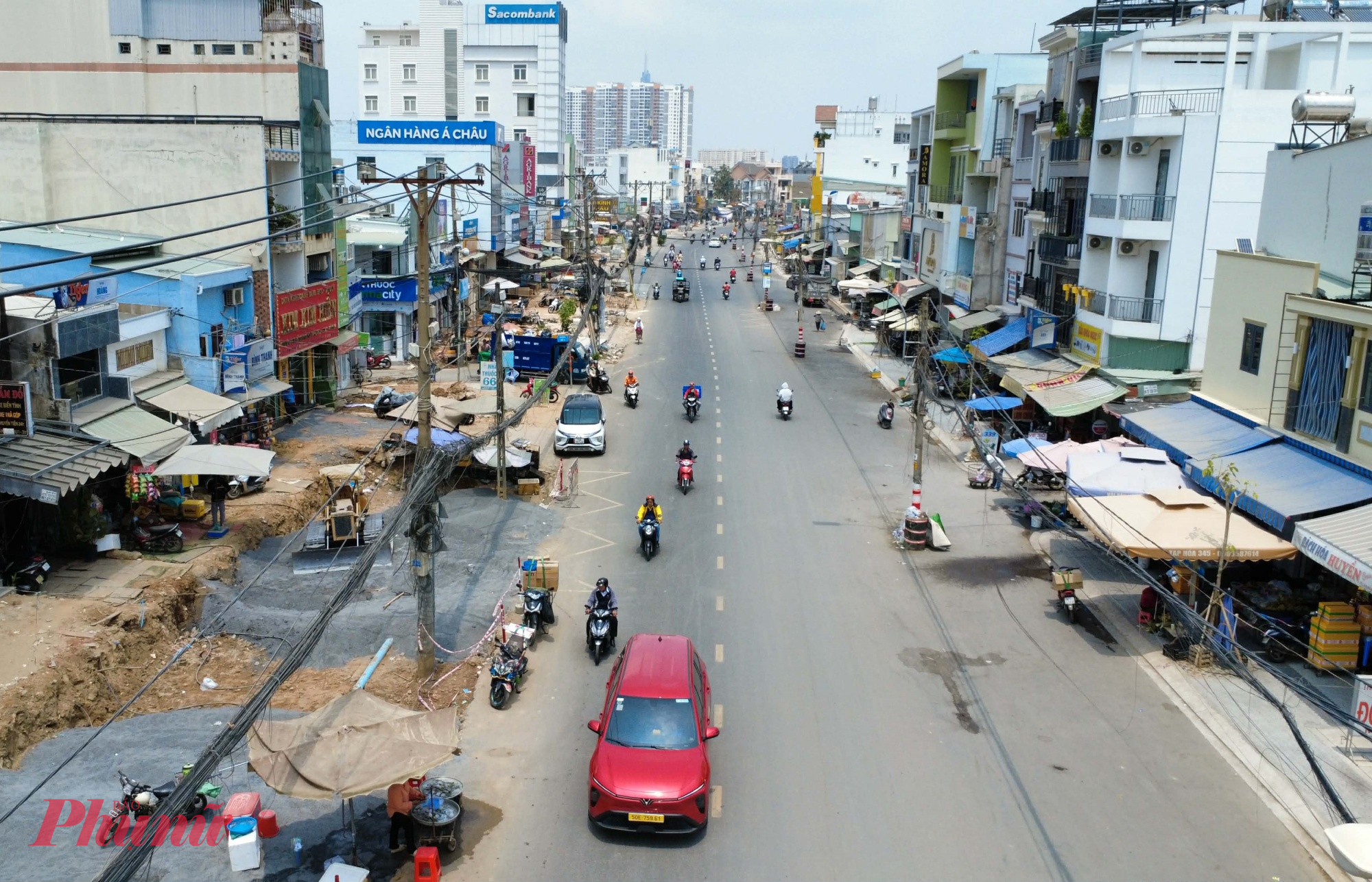 Đại diện Ban Quản lý dự án cho biết, hiện vẫn còn khoảng 200 trụ điện chưa được di dời vào vỉa hè, trong đó phường Cát Lái có 150 trụ, phường Bình Trưng có 50 trụ.