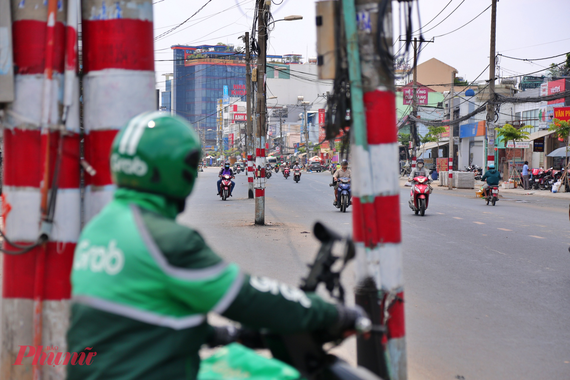 Có những đoạn xuất hiện cả 2 hàng trụ điện, cản trở các phương tiện lưu thông