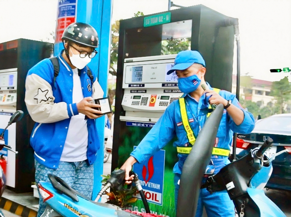 Hiện nay Việt Nam vẫn duy trì ổn định nguồn cung xăng dầu. Trong ảnh: Người dân đổ xăng tại một cây xăng ở TPHCM - ẢNH: QUỐC THÁI