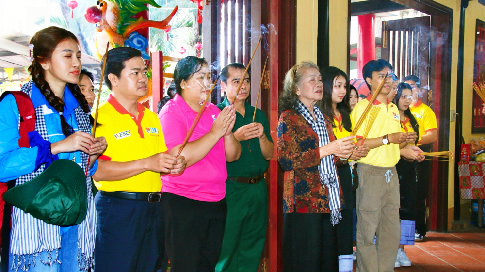 Người phụ nữ giữ hồn di tích, truyền lửa lịch sử Bà Lại Thị Kim Túy (thứ năm từ trái qua) cùng cán bộ hội viên phụ nữ phường Bình Thạnh và sinh viên Lào, Campuchia dâng hương tại đình Cầu Sơn