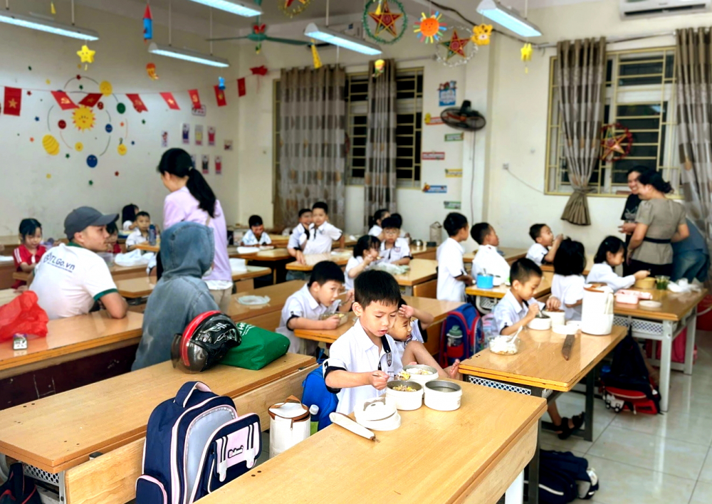 Tháng 10/2025, học sinh Trường tiểu học Cự Khê, TP Hà Nội phải mang theo cặp lồng cơm sau khi phụ huynh phát hiện nhiều túi thịt ôi, trứng hỏng trong bếp ăn tập thể của trường - ẢNH: U.N.